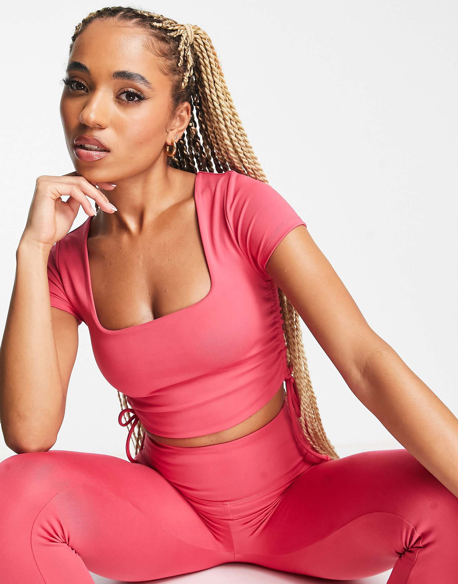 Укороченная футболка HIIT с рюшами по бокам розового цвета