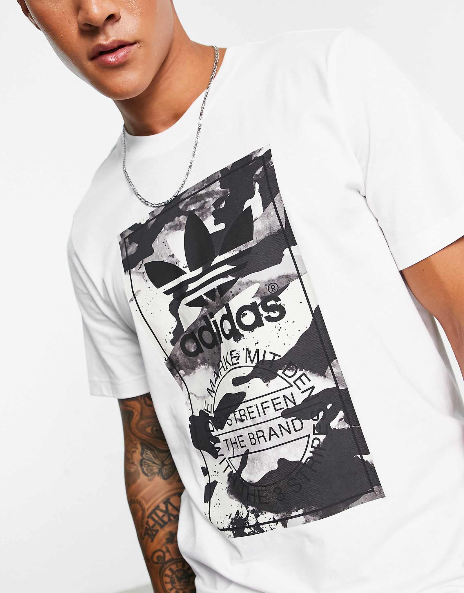 футболка adidas Originals Graphics camo graphics белого цвета 4990₽