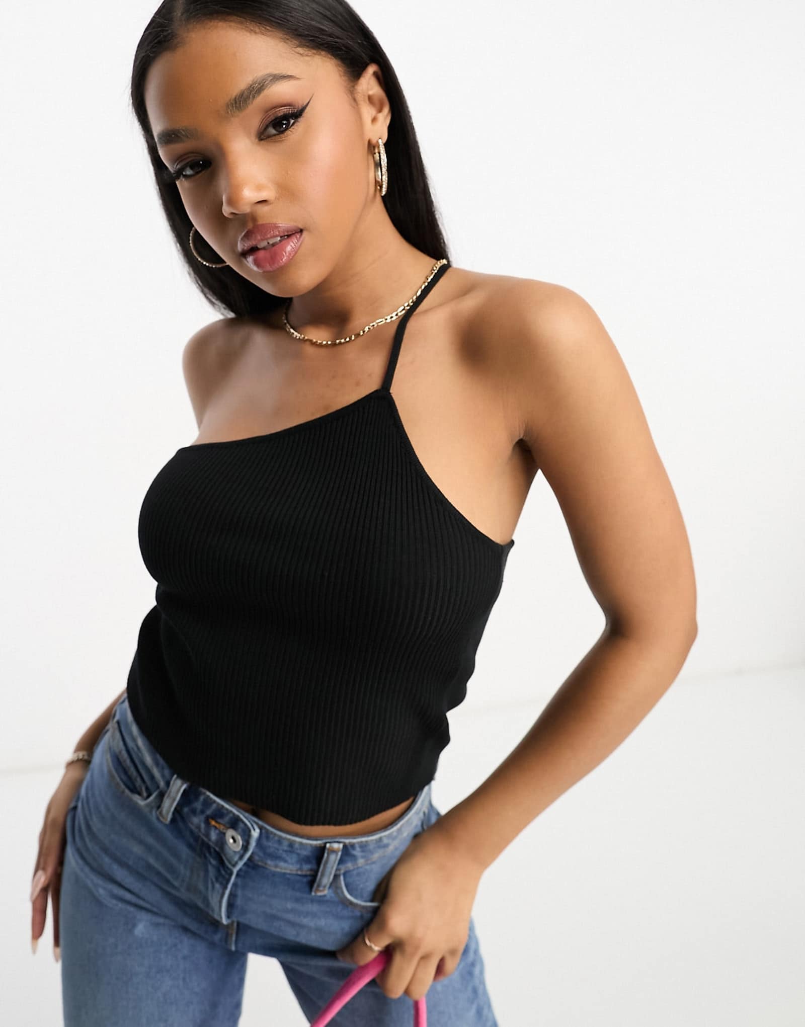 Черный топ с бретельками на одном плече от Gilli 4290₽