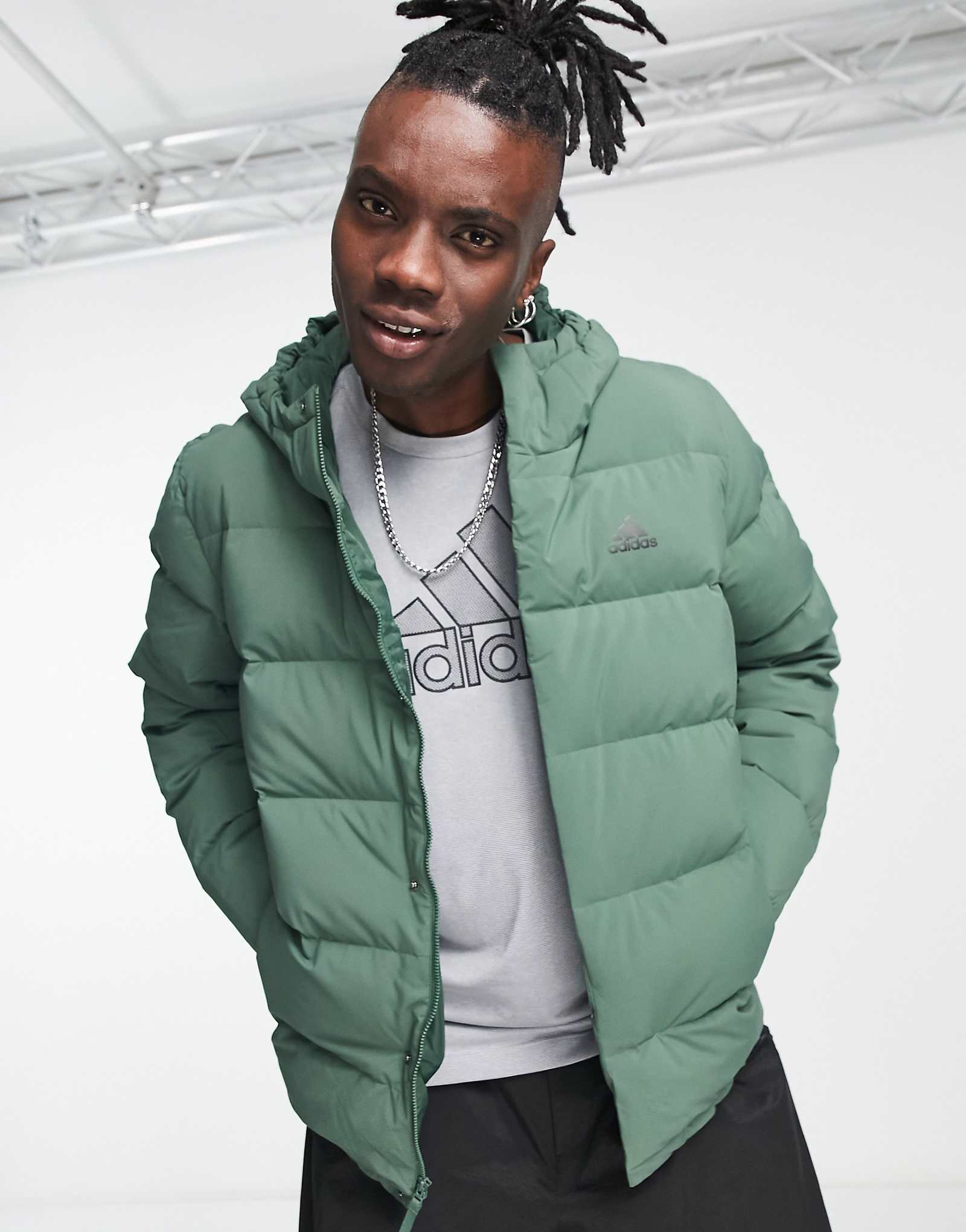 уличная пуховая куртка-фугу adidas с капюшоном цвета хаки