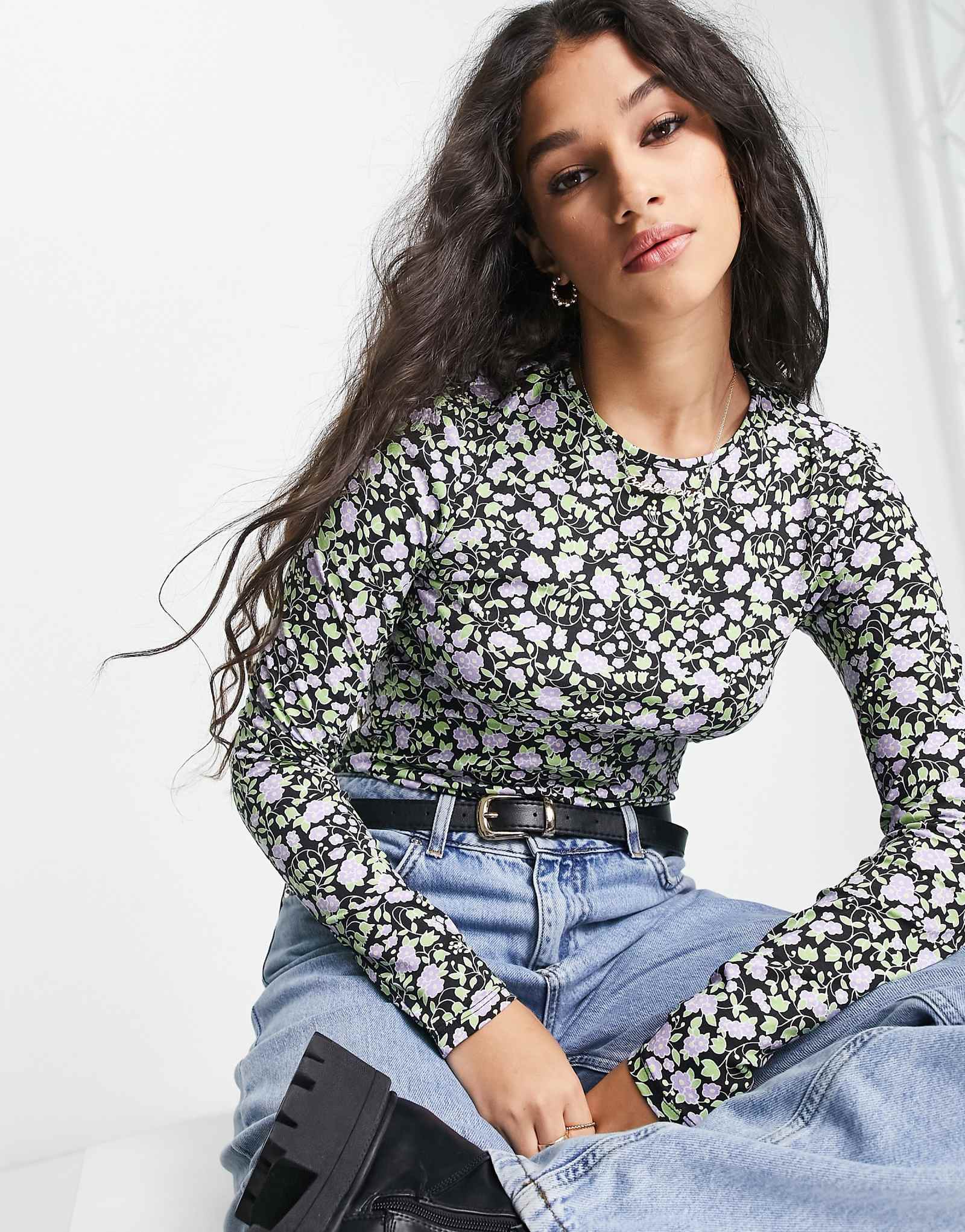 Футболка Monki с длинным рукавом в черно-фиолетовый цветочек 6490₽