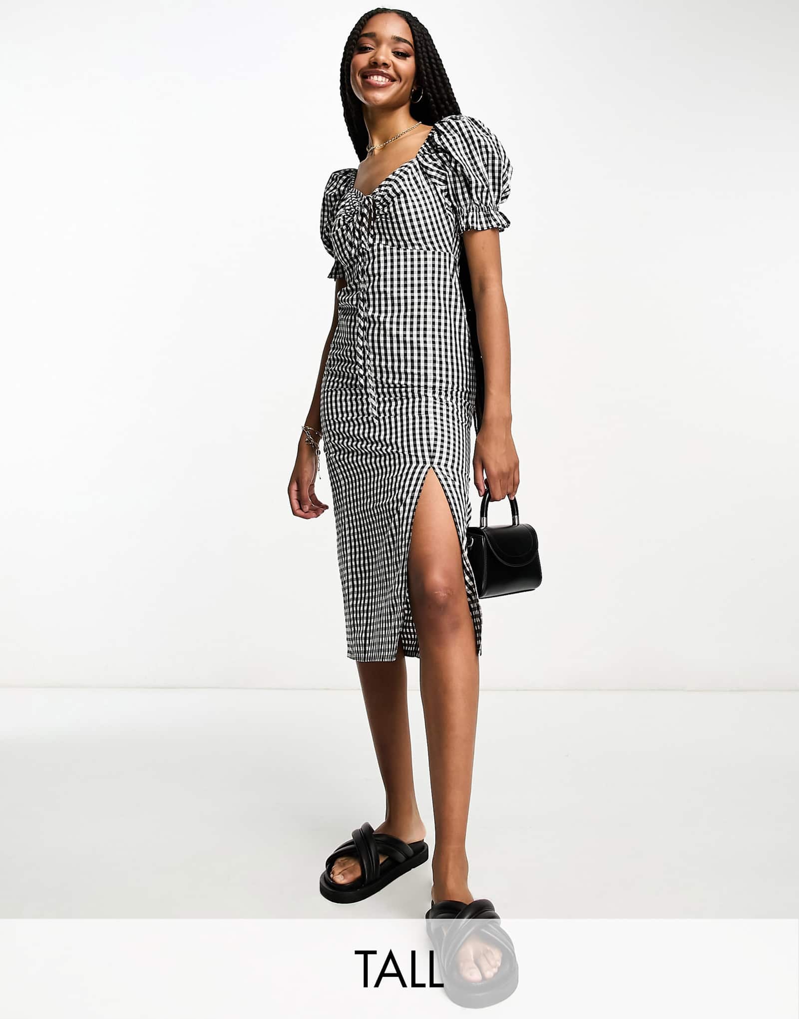 Эффектное длинное миди-платье спереди в черно-белую клетку