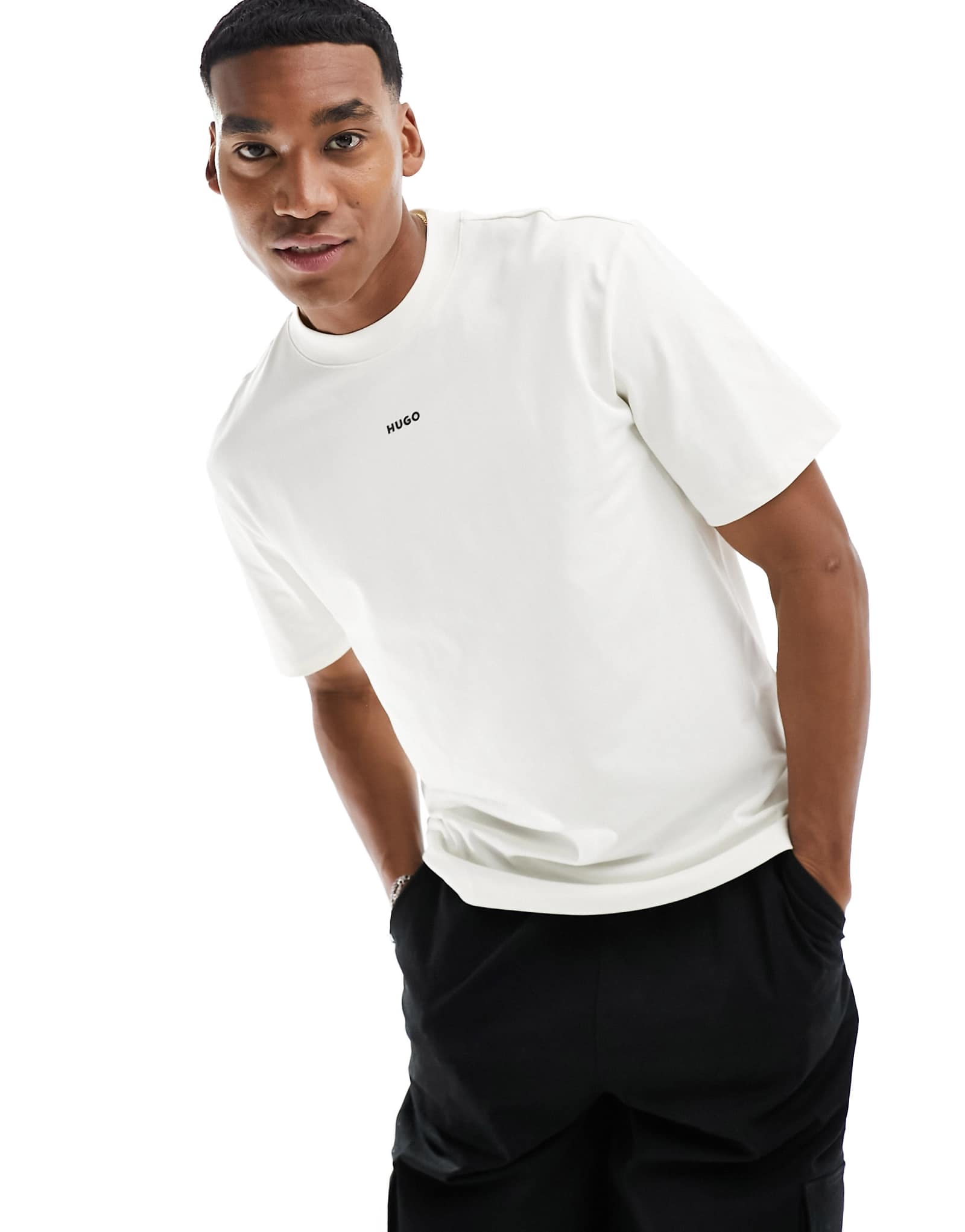 Белая футболка с логотипом HUGO RED Dapolino в тон 12490₽