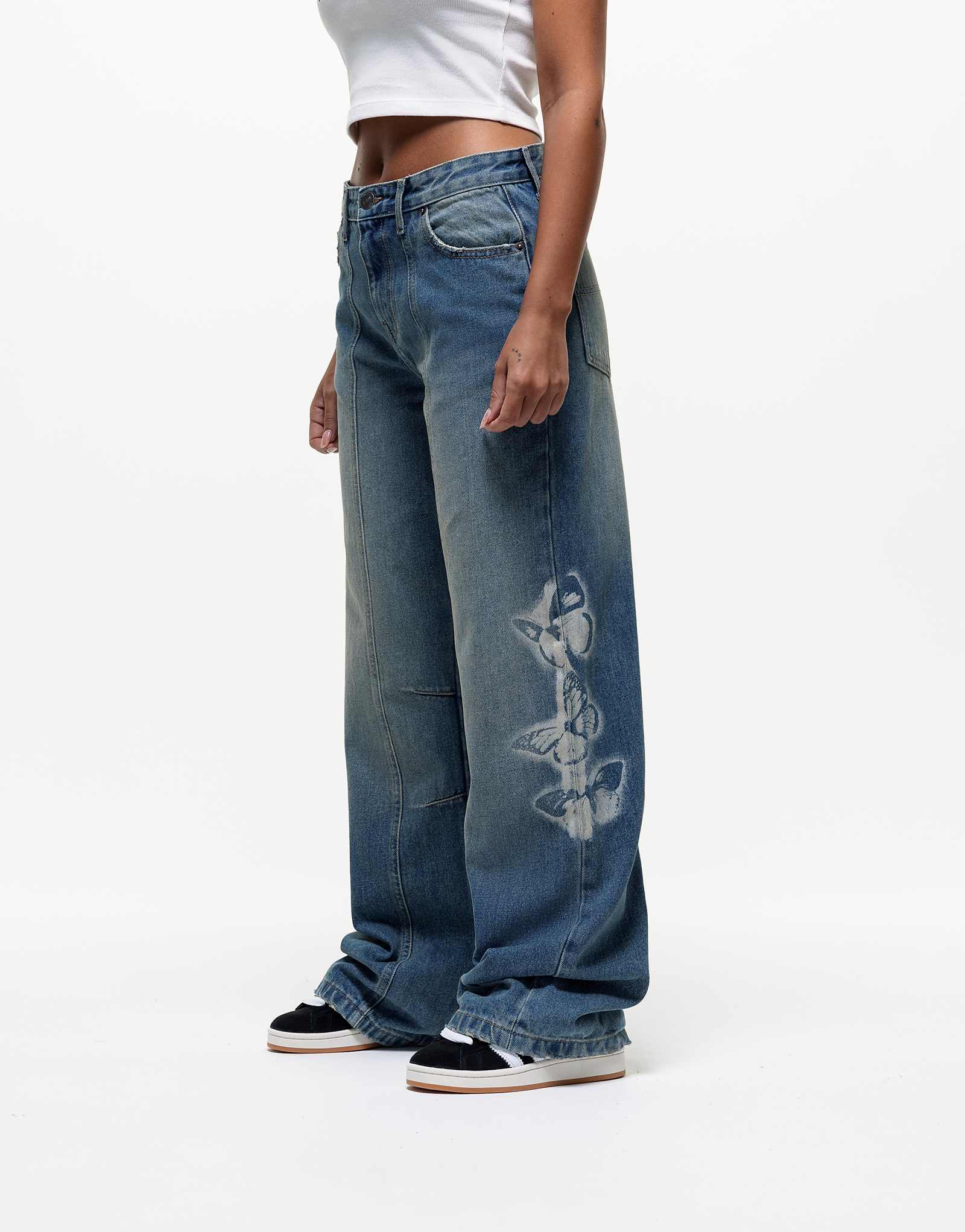 Ни на что не годные джинсы с широкими штанинами и голубым принтом в виде бабочки