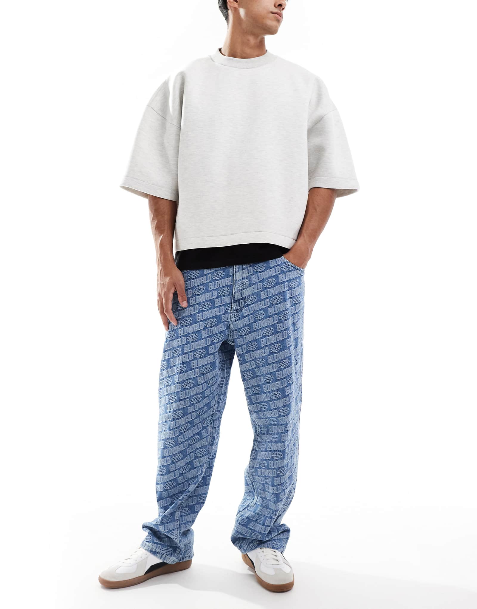 Синие мешковатые джинсы с принтом от Bershka