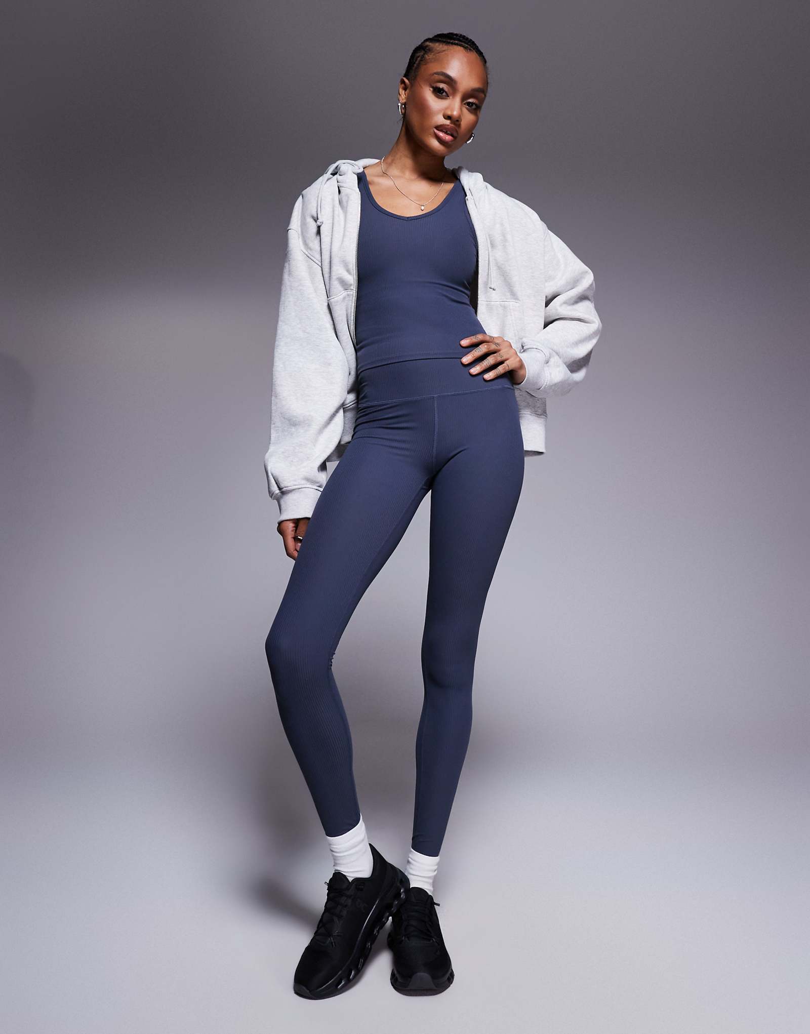 4505 Высокие спортивные леггинсы в рубчик с высокой талией мягкие на ощупь серо-голубого цвета 5690₽