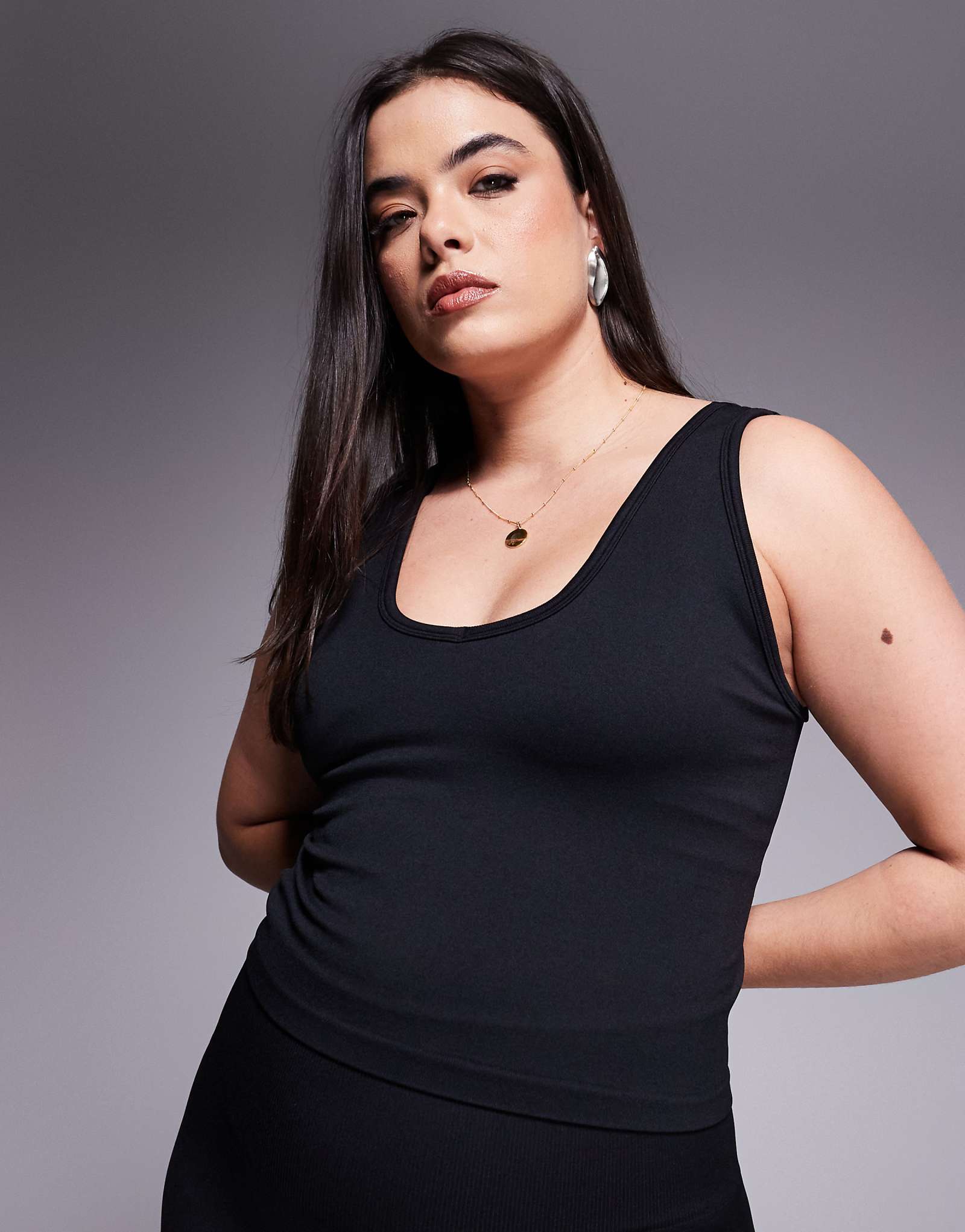 4505 Гладкая бесшовная майка с V-образным вырезом и внутренним бюстгальтером черного цвета 3990₽