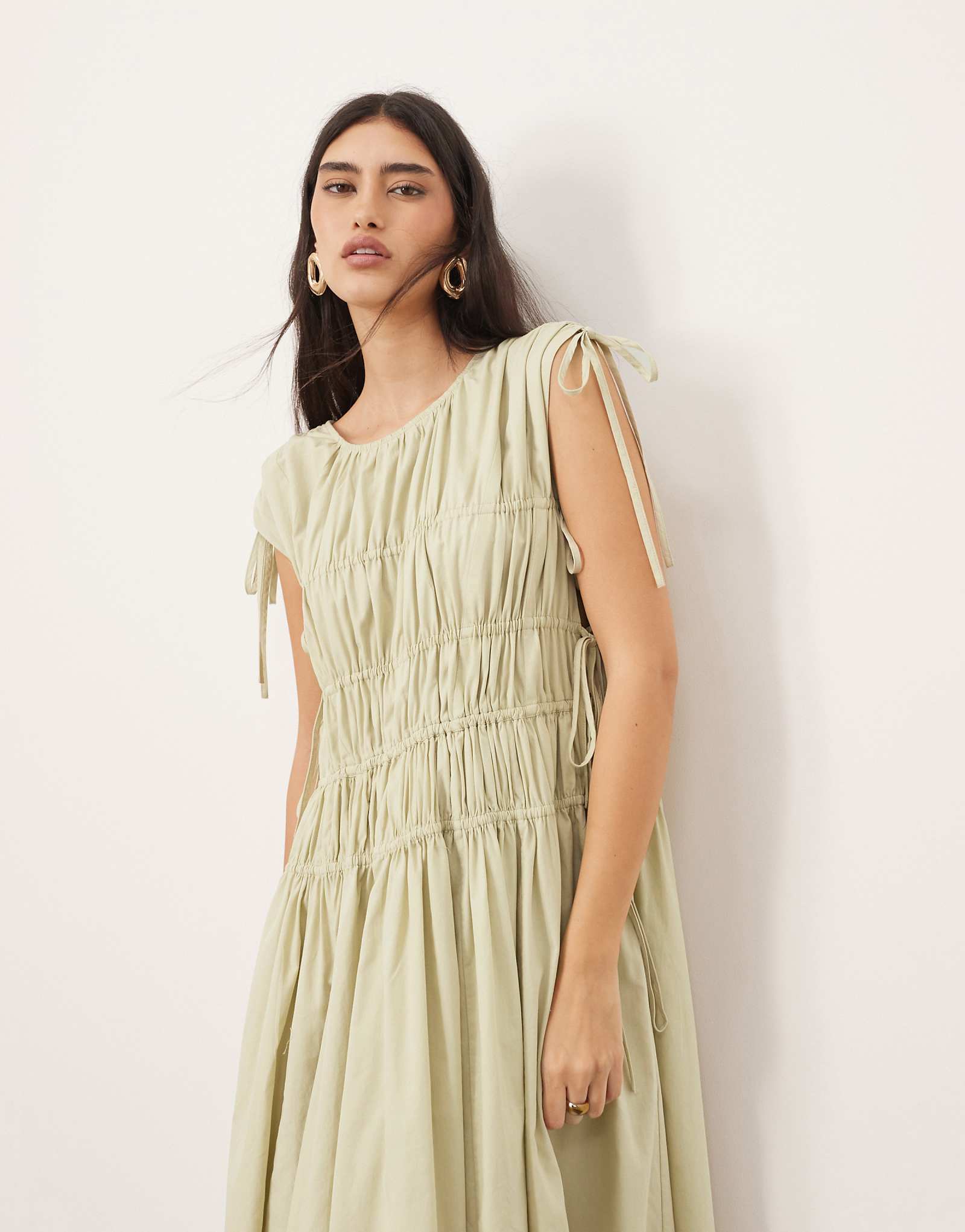 Платье миди-трапеция на завязках из чистого хлопка с карманами из промытого шалфея 12990₽