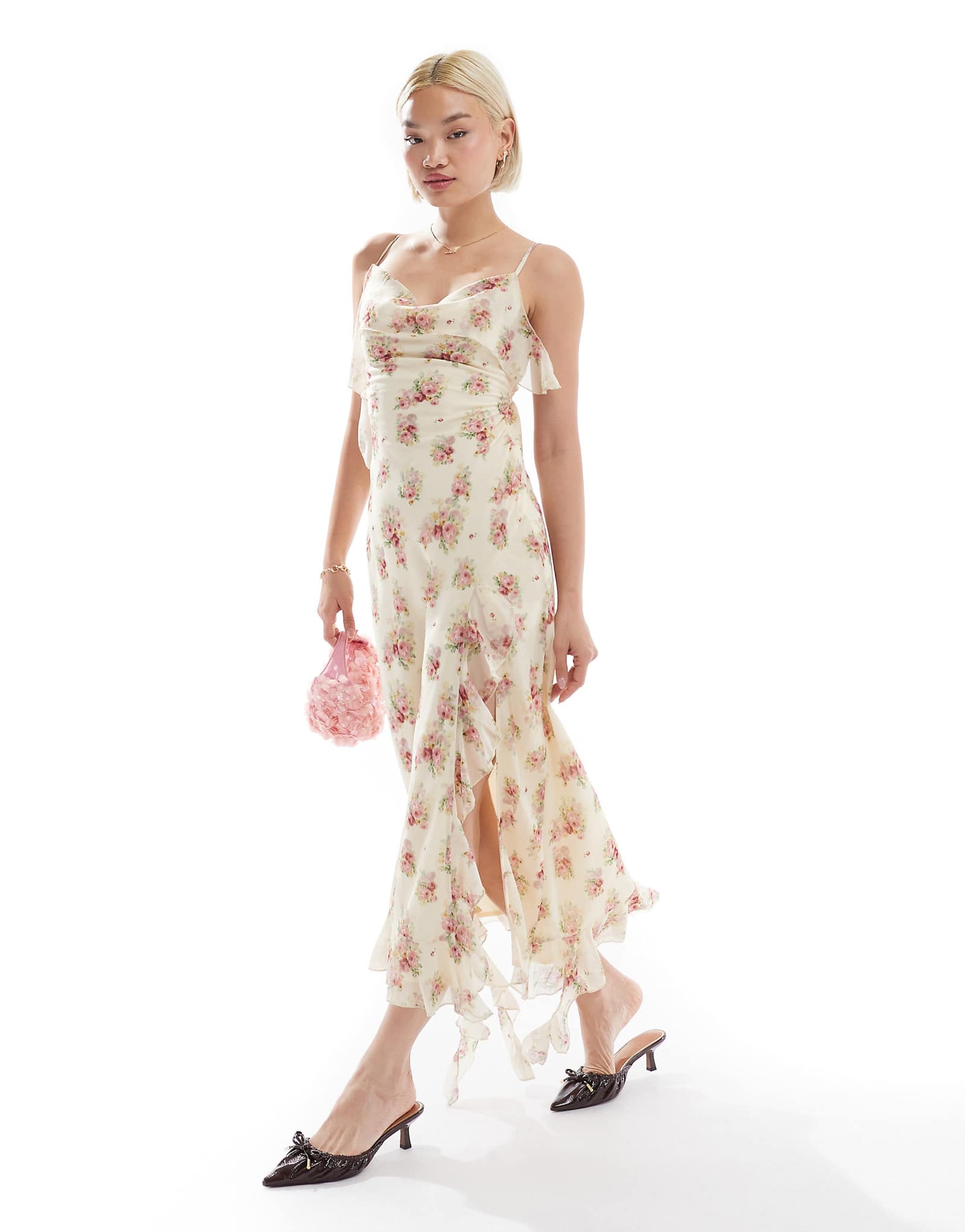 Макси-платье с оборками в виде любовного треугольника и открытой спиной кремового цвета в цветочек