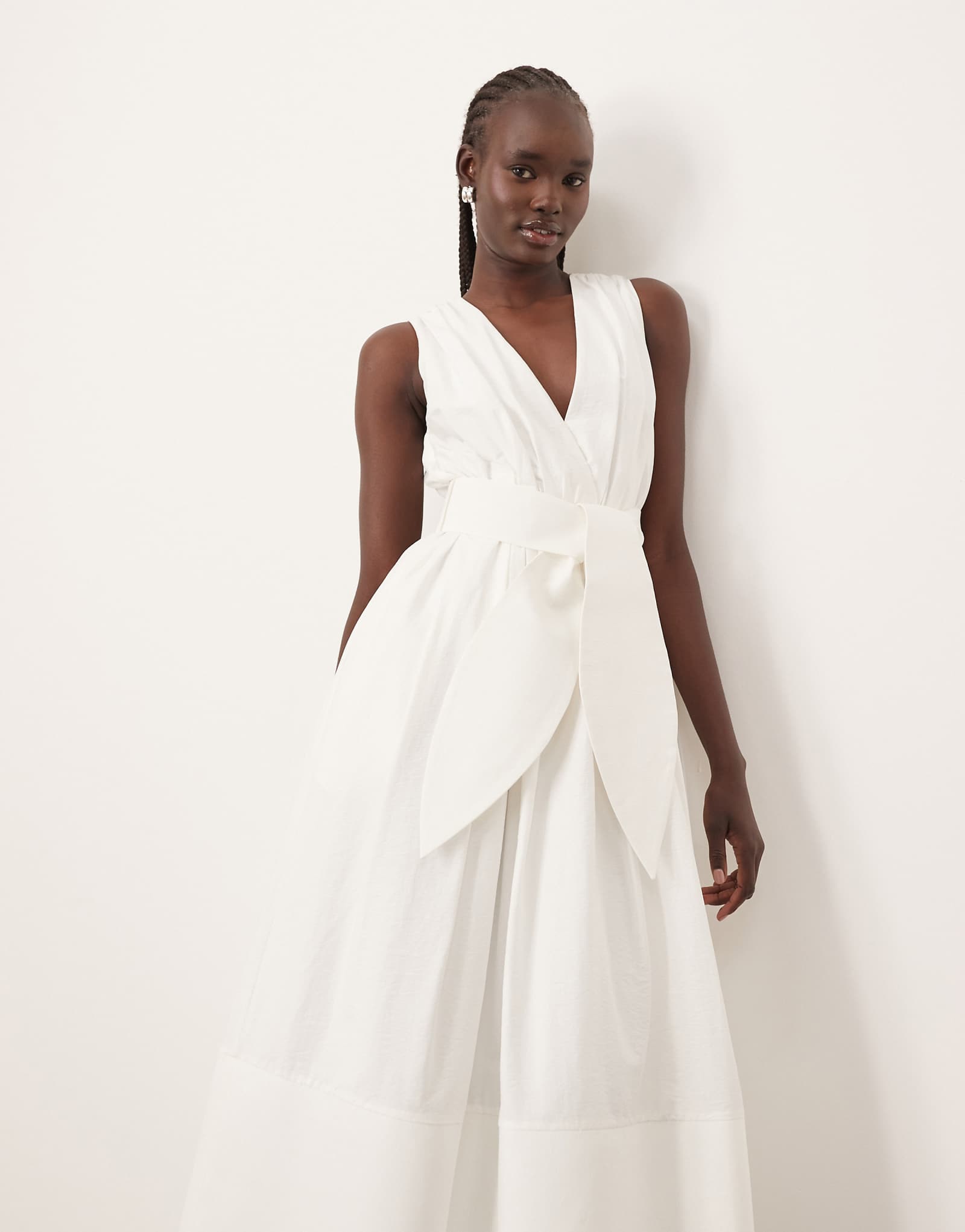 Платье миди с текстурой премиум-класса и v-образным вырезом спереди белого цвета 37090₽