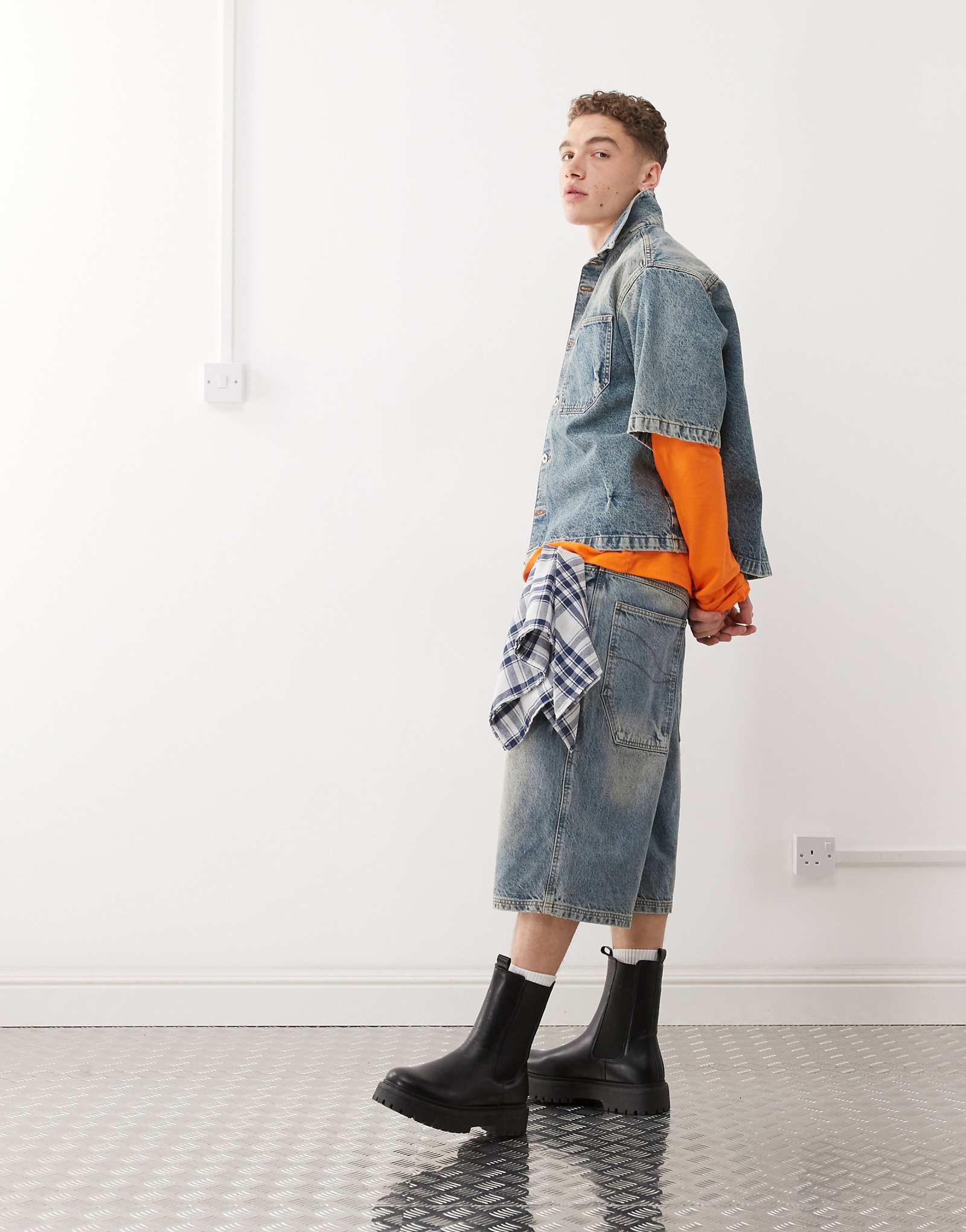 Короткая джинсовая ткань COLLUSION с низкой посадкой в дымчатую стирку 11390₽