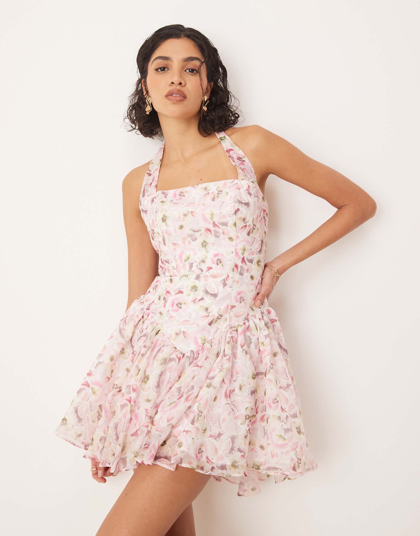 Мини-платье на бретельках от Bardot розового цвета с цветочным рисунком