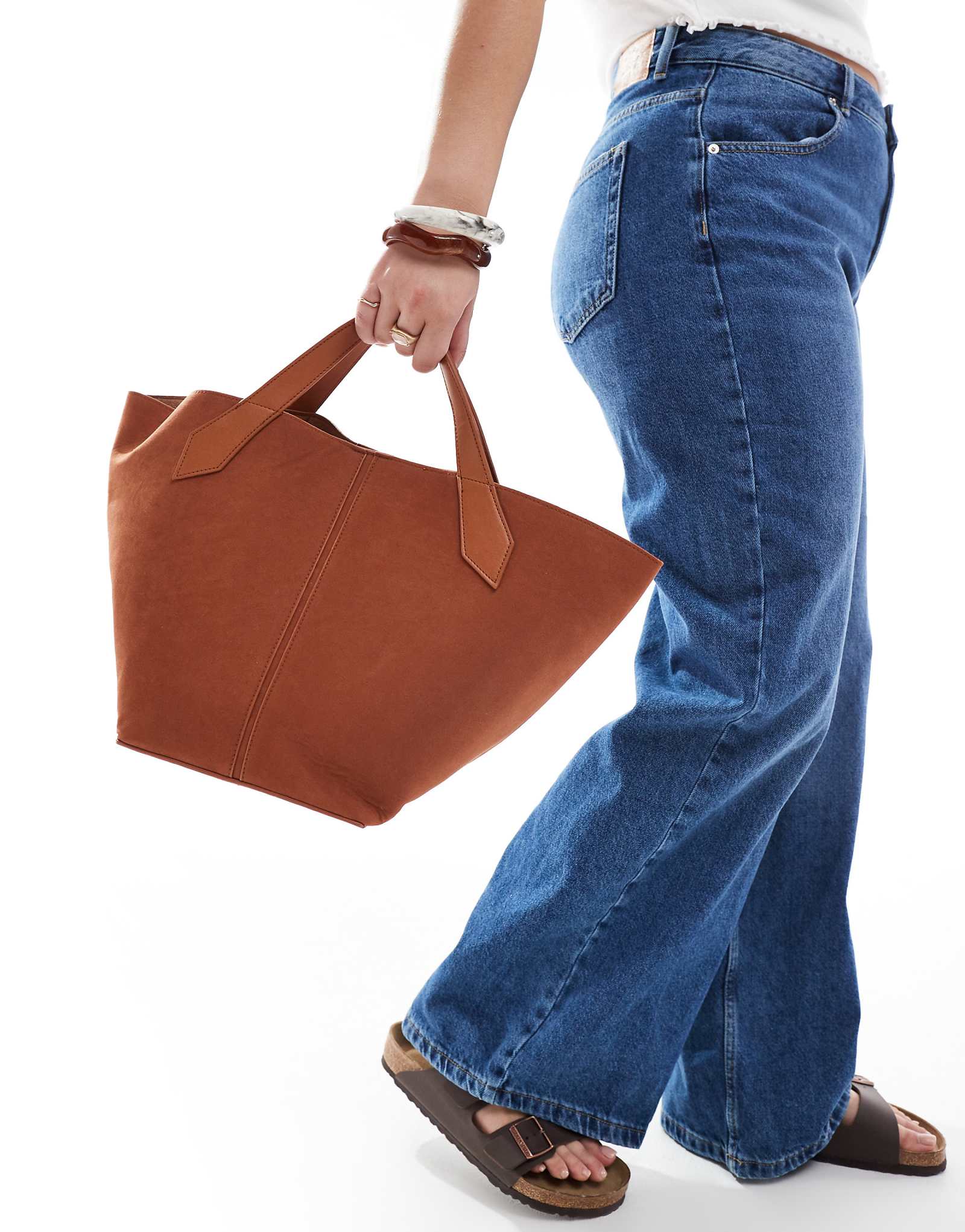 Гламурная сумка с верхней ручкой из искусственной замши и ремешком через плечо коричневого цвета 2890₽