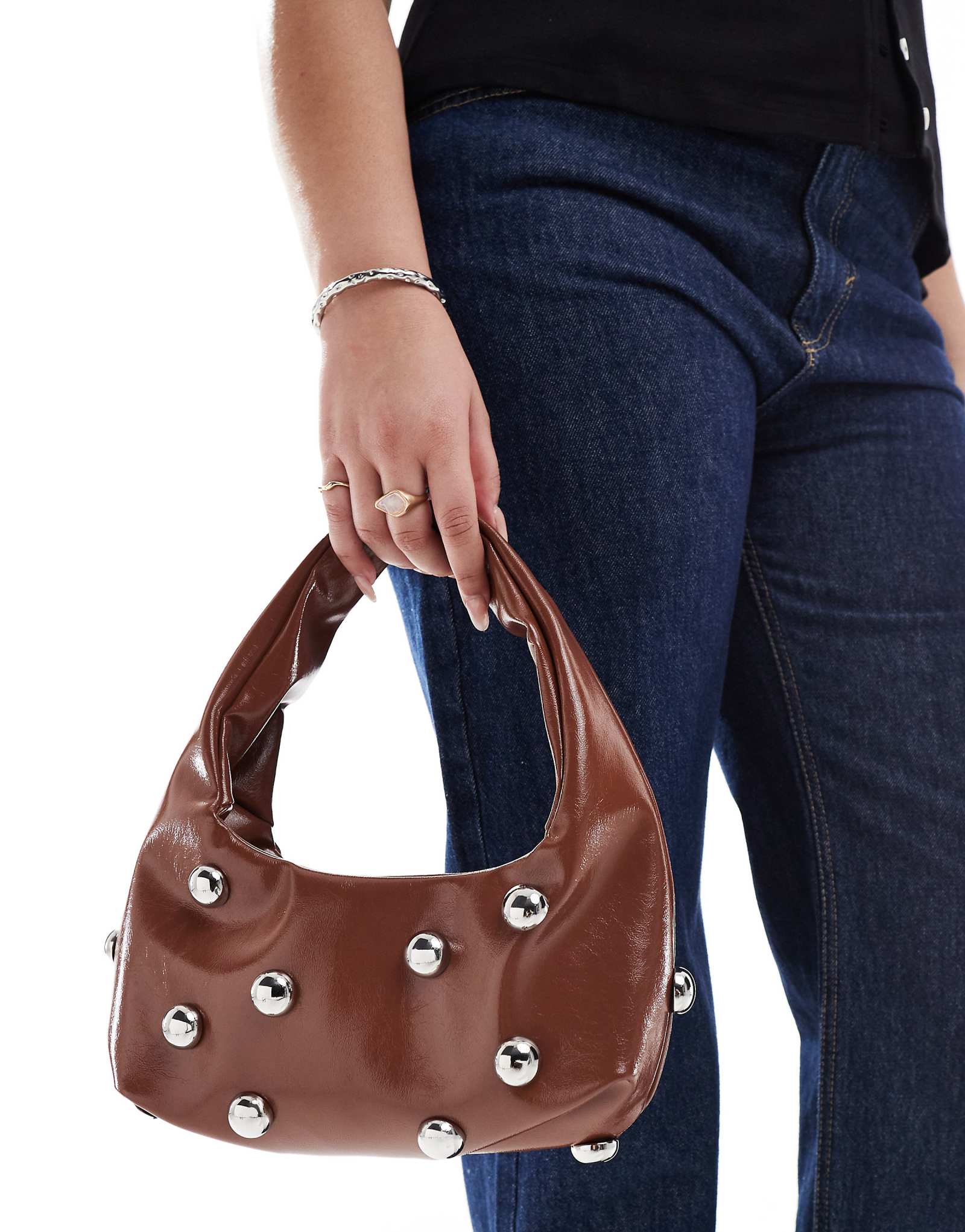 Гламурная мини-сумка с заклепками коричневого цвета 2590₽