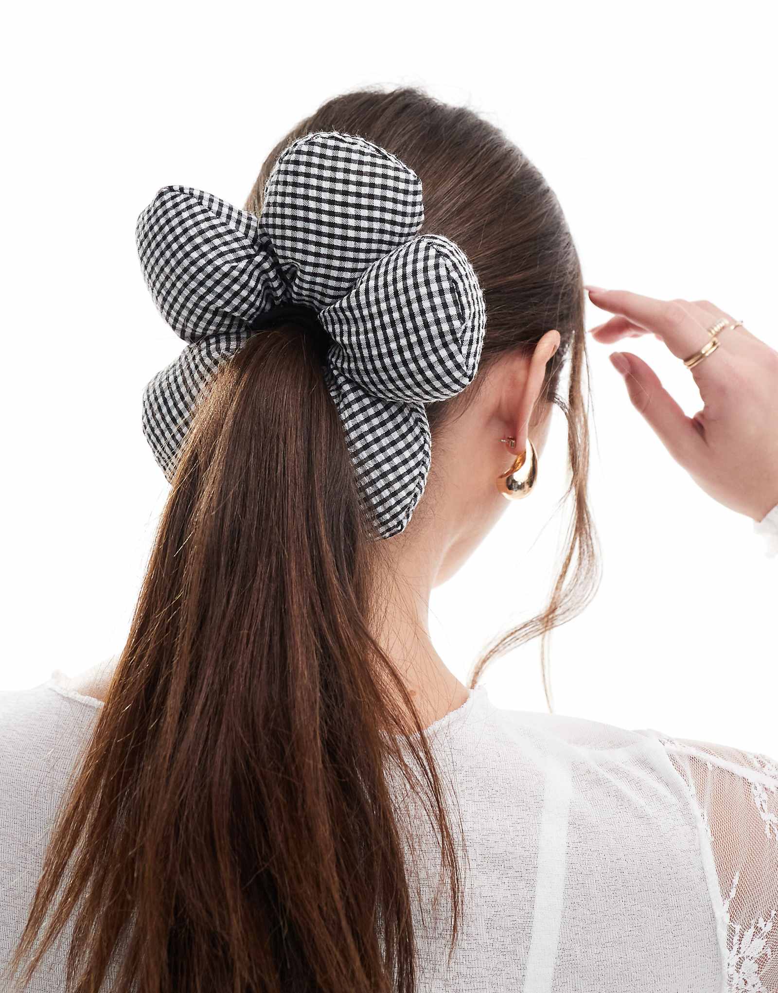 Эффектная резинка для волос в цветочек в черно-белую полоску 2990₽