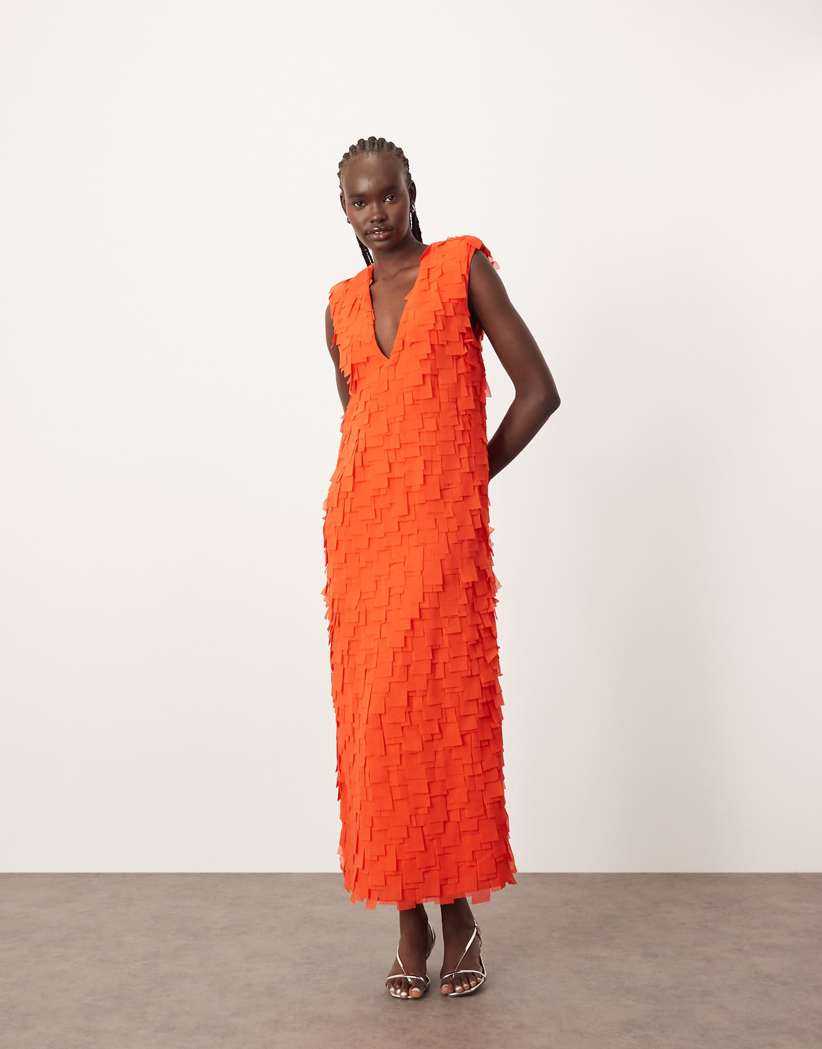 Макси-платье с глубоким вырезом и накладными плечами лазерного кроя макси-платья с карманами красного цвета 28890₽