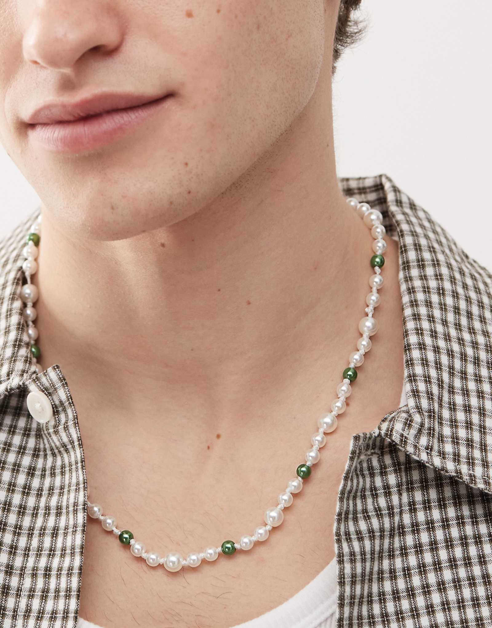 Выцветшее ожерелье из будущего жемчуга и зеленых бусин белого цвета 2290₽
