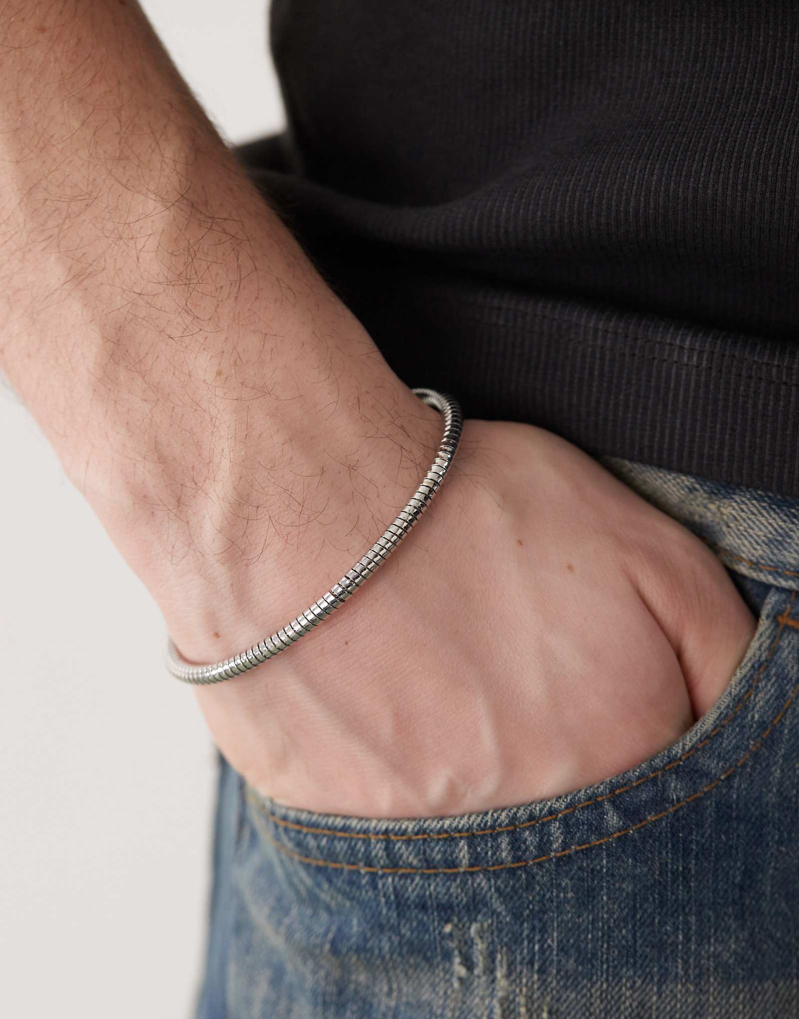 Выцветший браслет-манжета с цепочкой Future Omega из серебра 3390₽