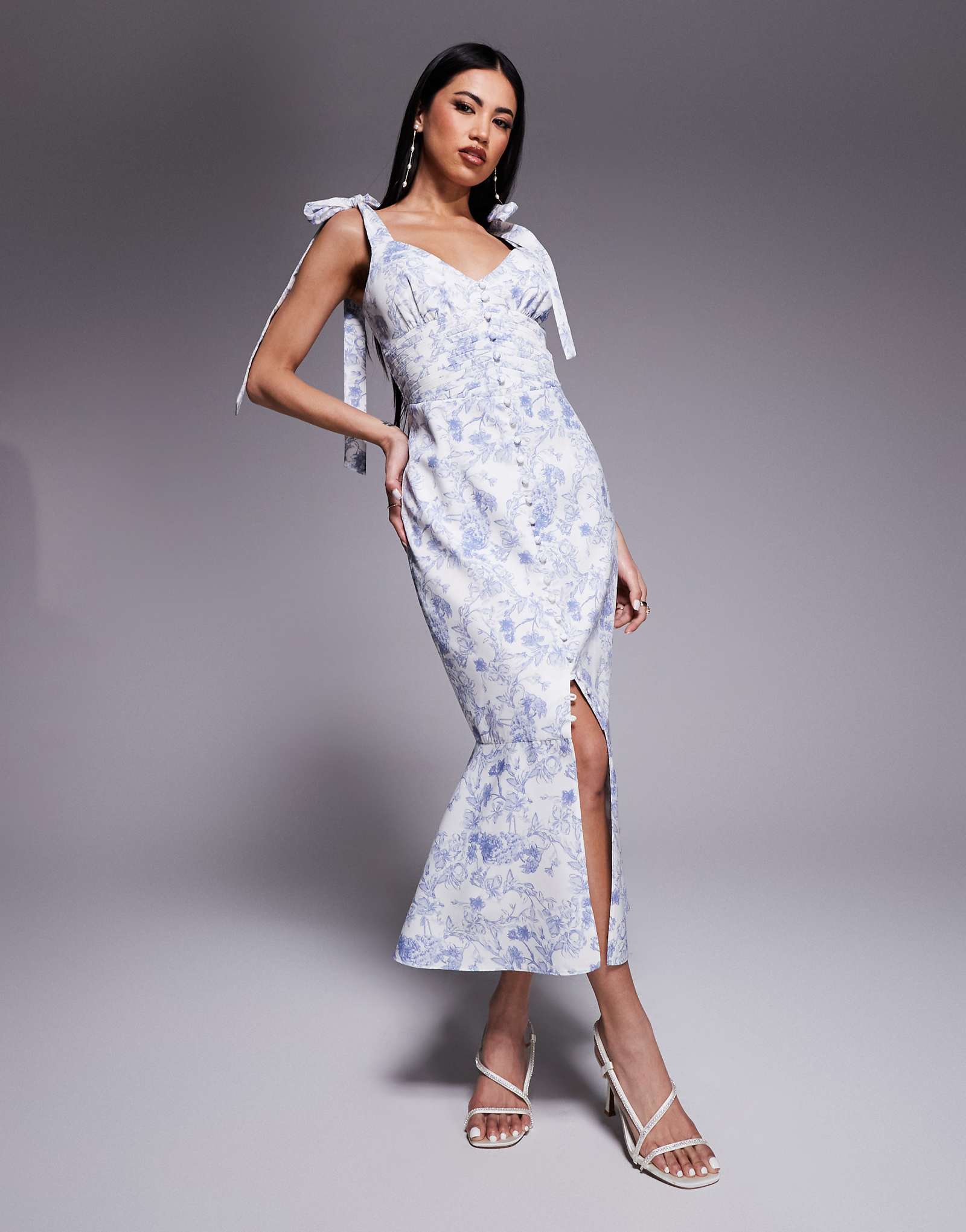 Роскошное атласное миди-платье Alice на завязках и микро-пуговицах с голубым фарфоровым принтом