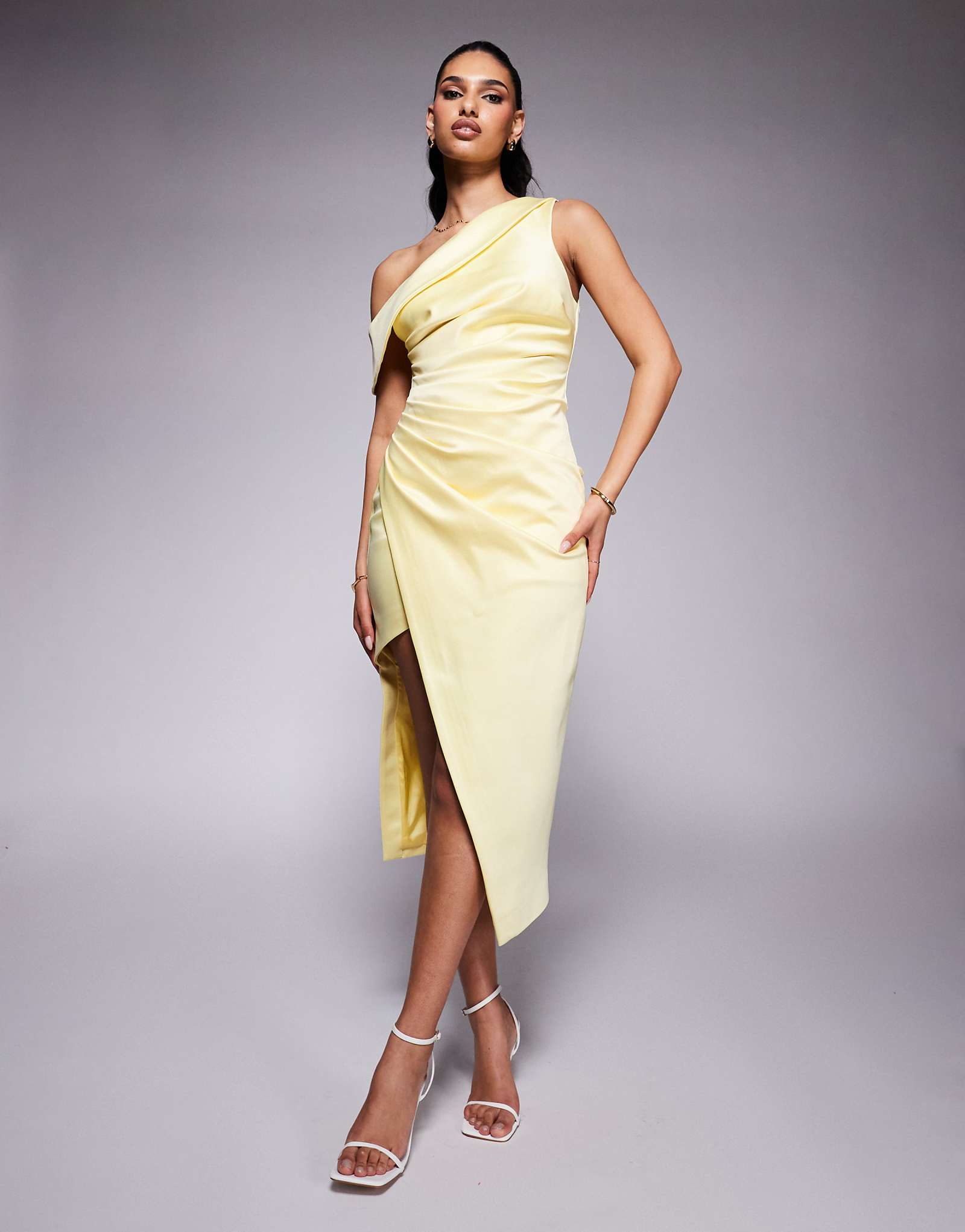 Роскошное атласное миди-платье Alice с асимметричным вырезом и плиссировкой желтого цвета