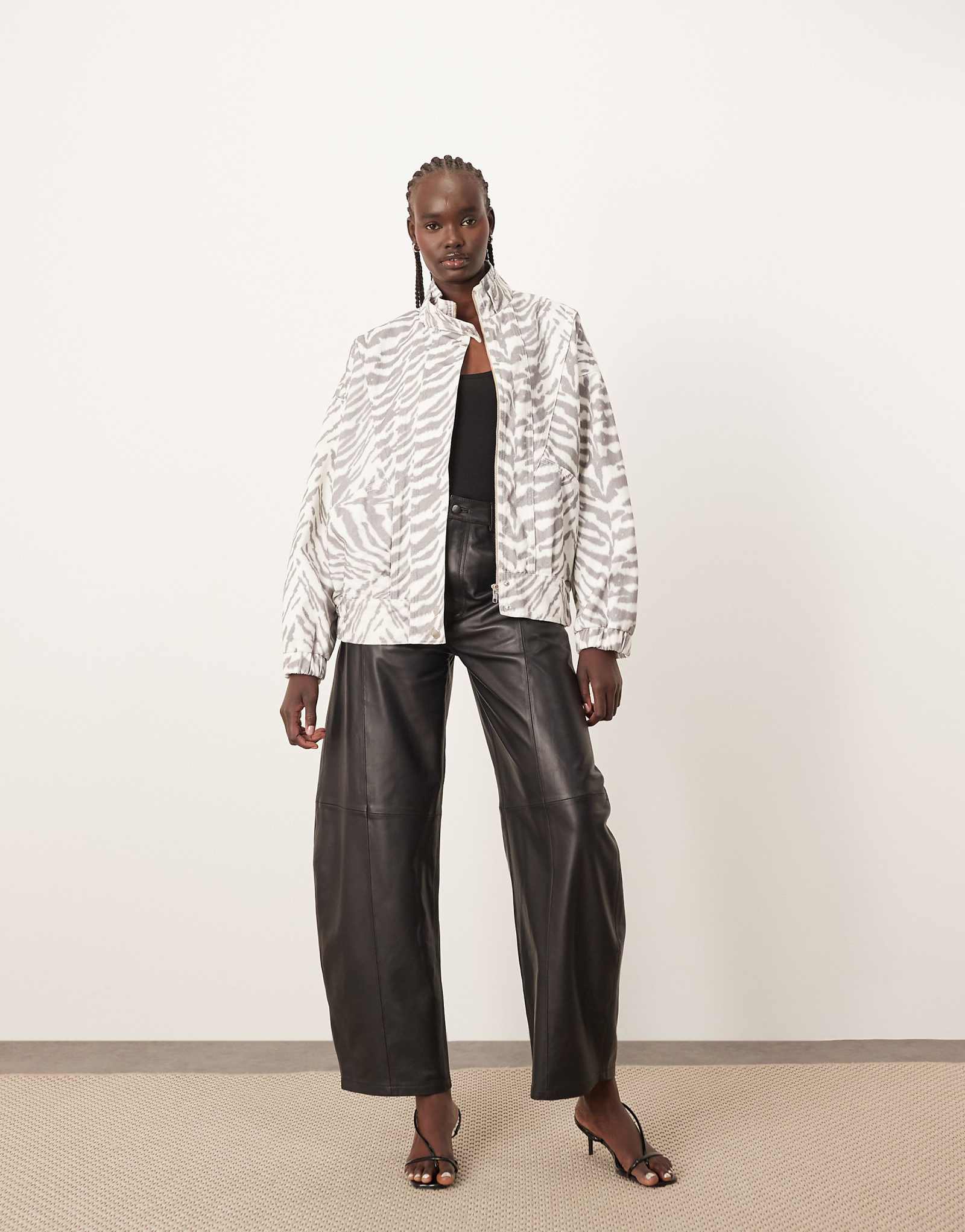 НАДЕНЬТЕ джинсовую куртку-бомбер с детализацией швов тигровым принтом 15490₽