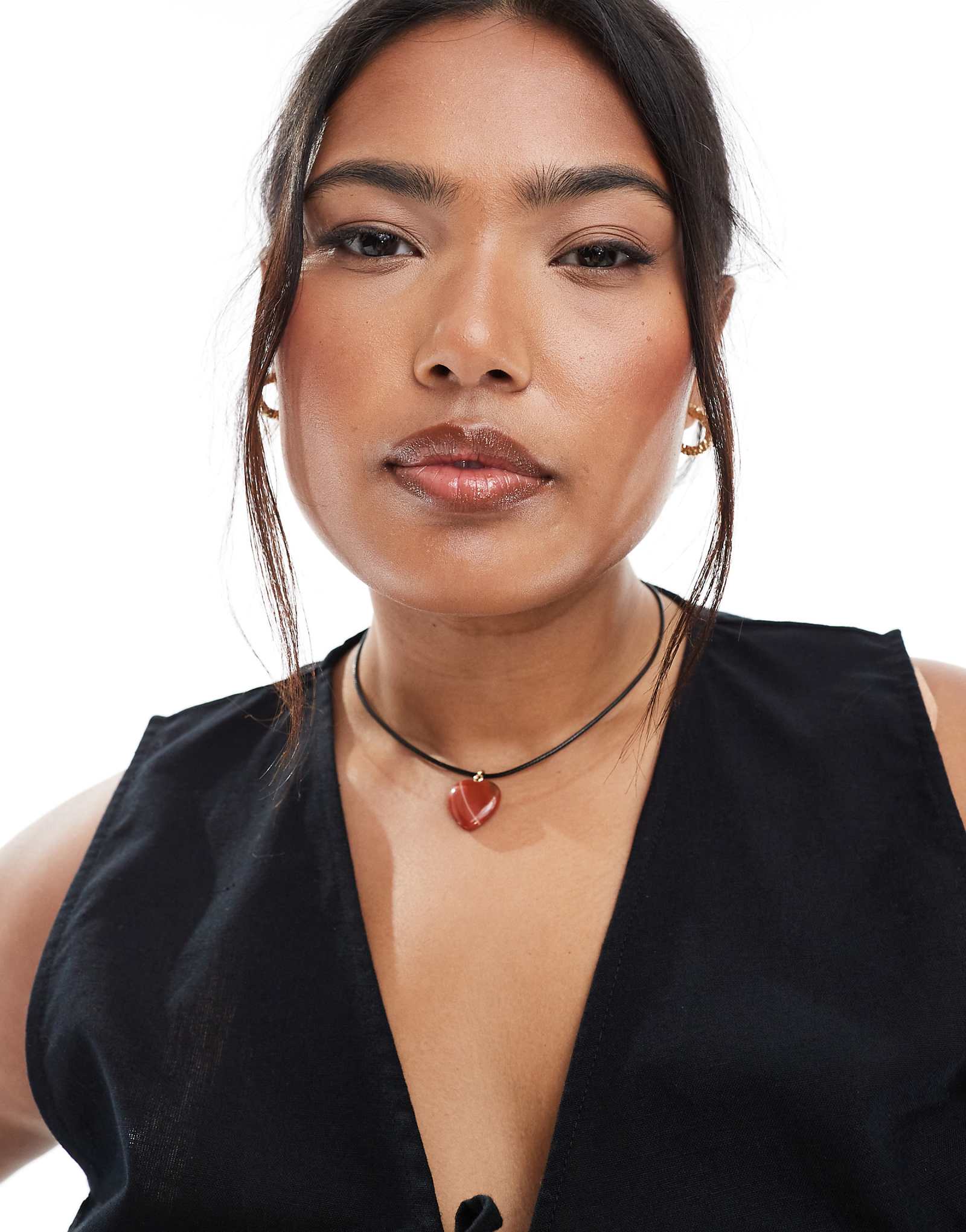 Колье из шнура средней длины ASOS DESIGN Curve с красным слоеным сердечком 1890₽