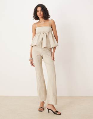 Структурированный комбинезон с баской ASOS DESIGN цвета слоновой кости
