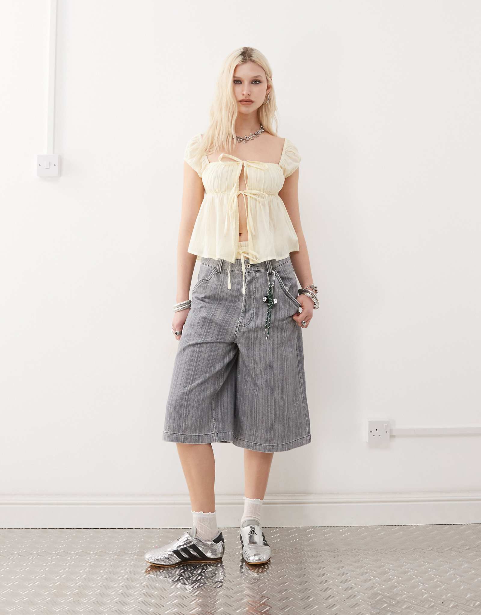 Облегающий джорт в серую полоску 9490₽