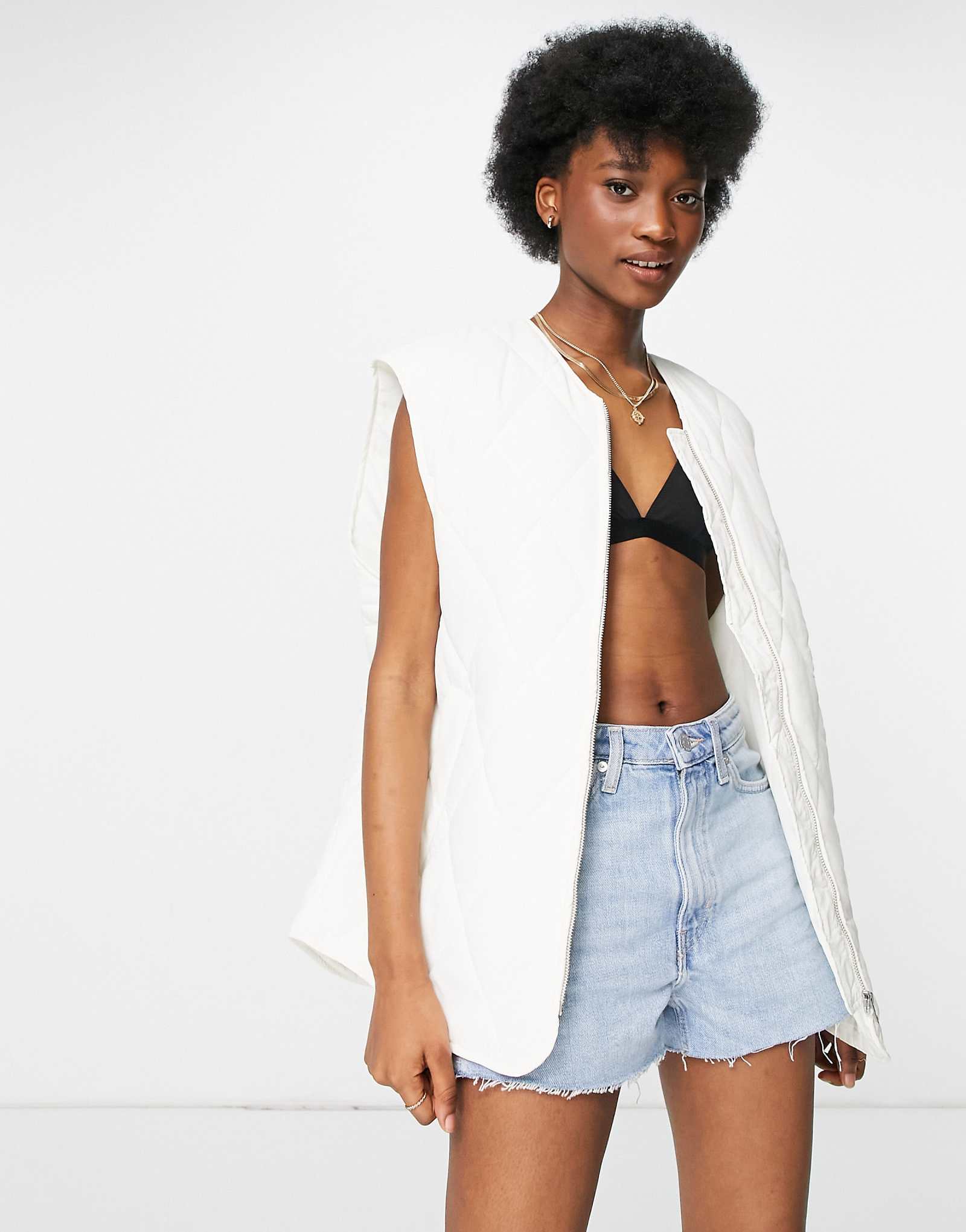 Стеганый жилет Monki Hanna цвета экрю - БЕЖ