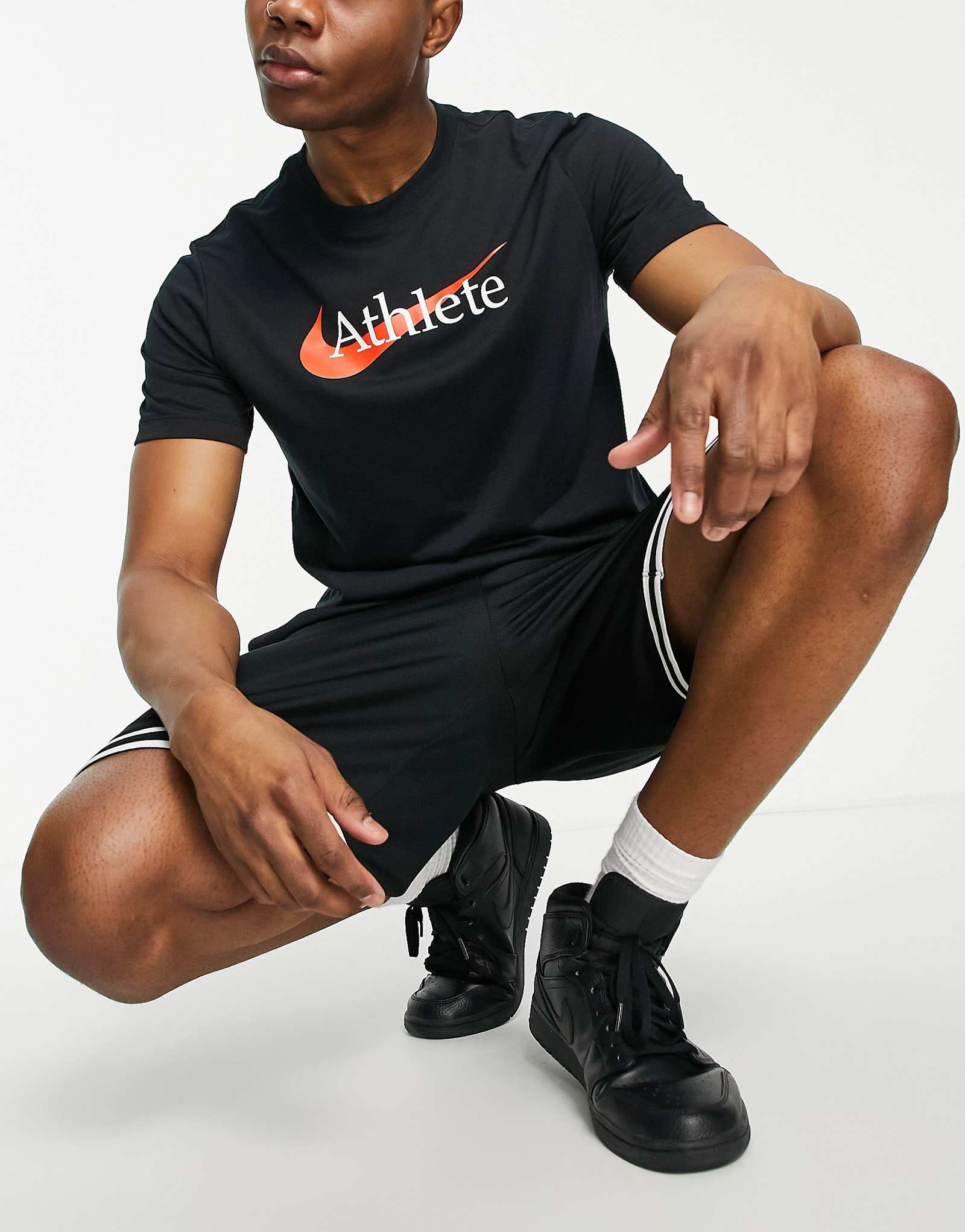 Спортивная футболка с логотипом Nike Training Dri-FIT Swoosh черного цвета 3890₽