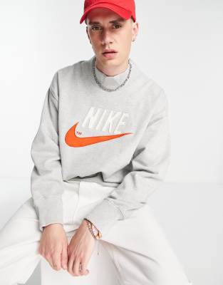 Трендовая флисовая толстовка Nike с имитацией ретро-логотипа на горловине из серого вереска