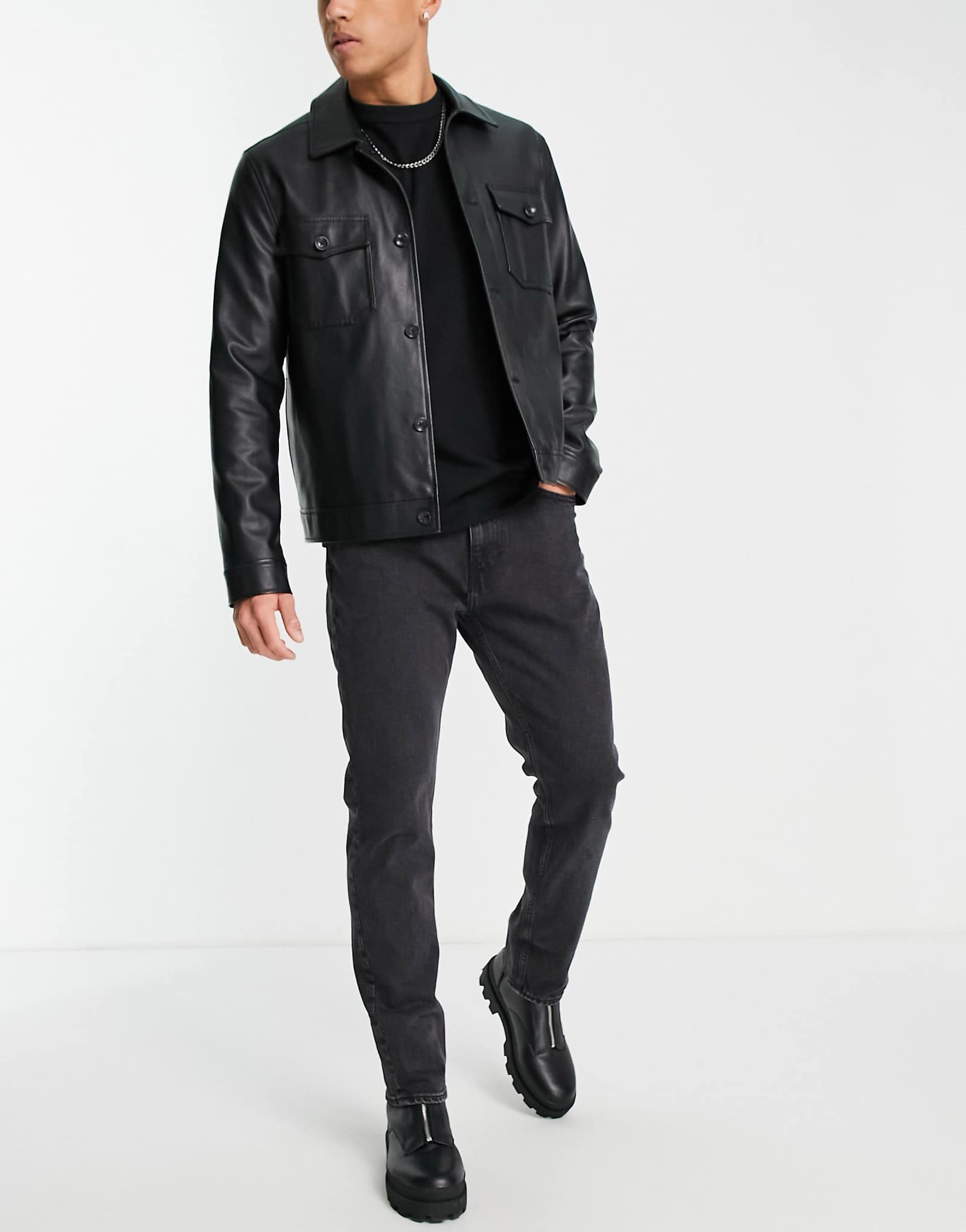 Легкие джинсы для буднего дня мягкого черного цвета 7890₽