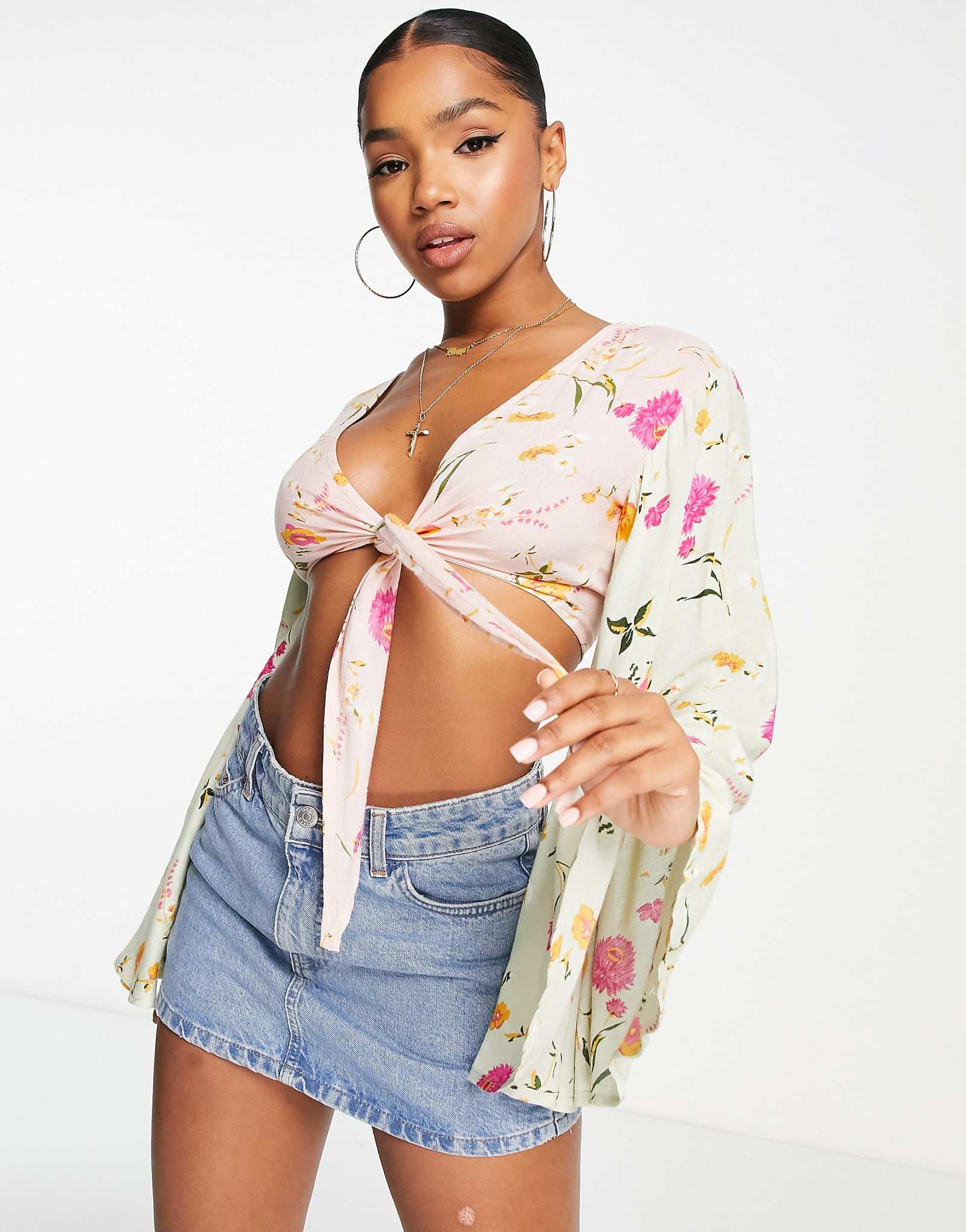 Укороченный топ с завязками на талии от Raga Flores, состоящий из нескольких частей