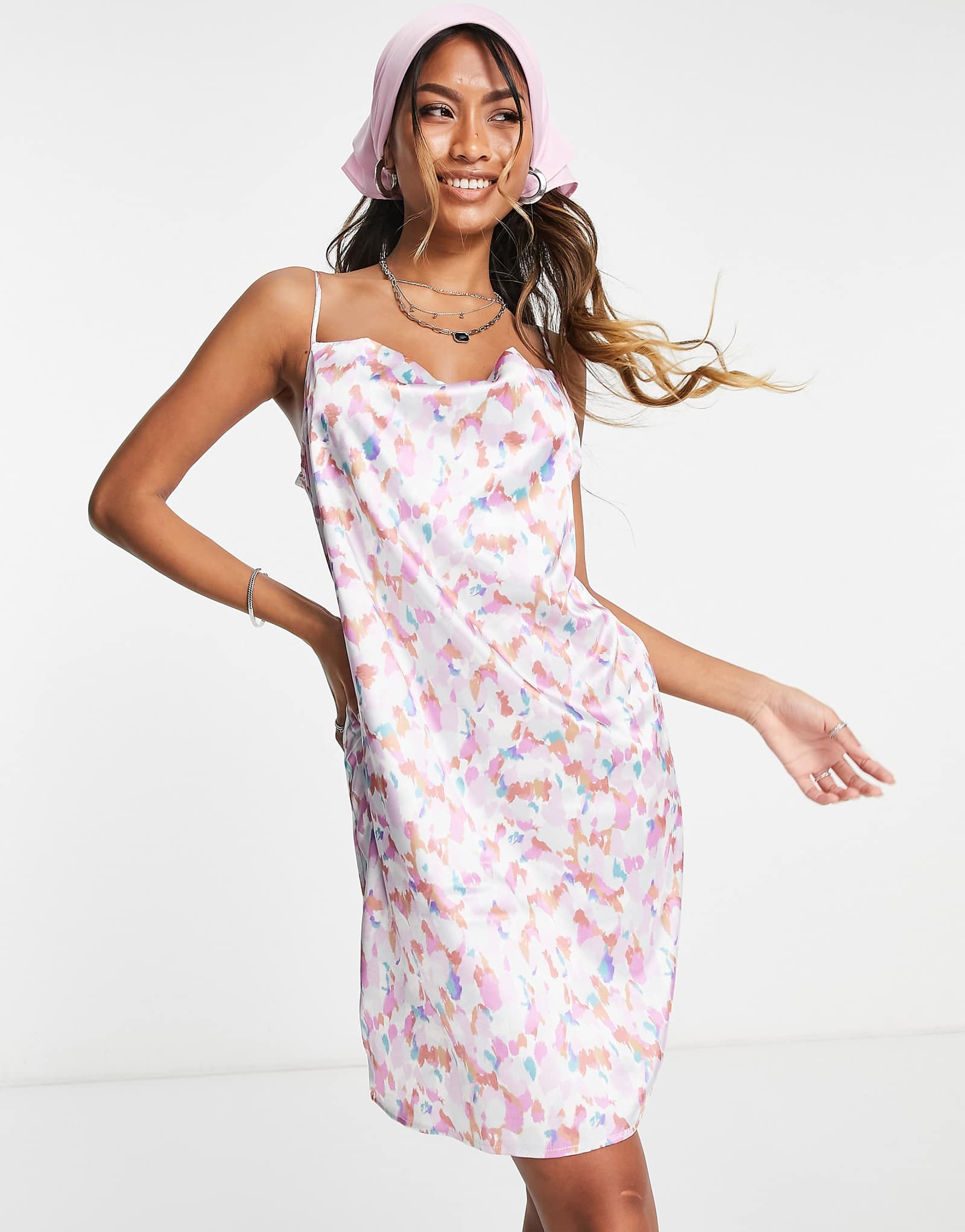 Атласное мини-платье на бретелях Vila с разноцветным принтом 3590₽