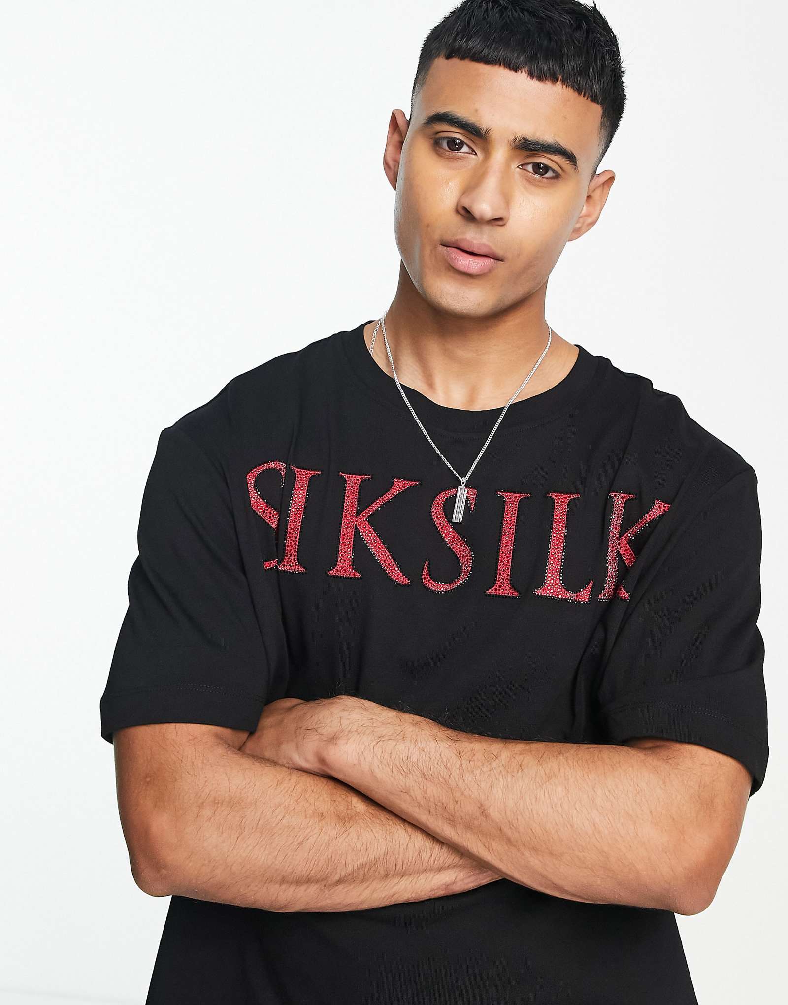 Черная футболка оверсайз от Siksilk с логотипом из красного горного хрусталя 4690₽