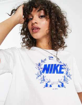 Укороченная футболка Nike с рисунком белого цвета