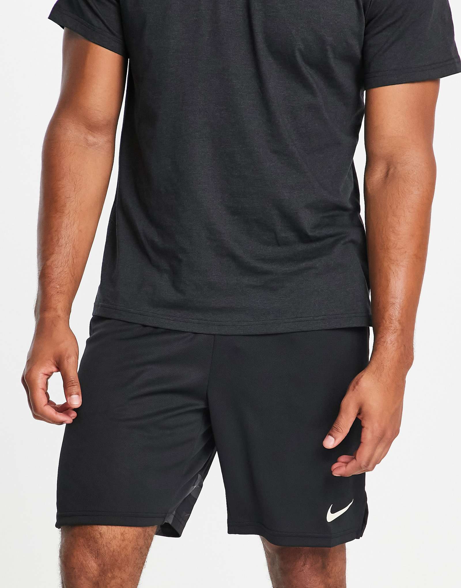 Трикотажные шорты Nike Training Glitch Camo Dri-FIT 60 черного цвета 5990₽