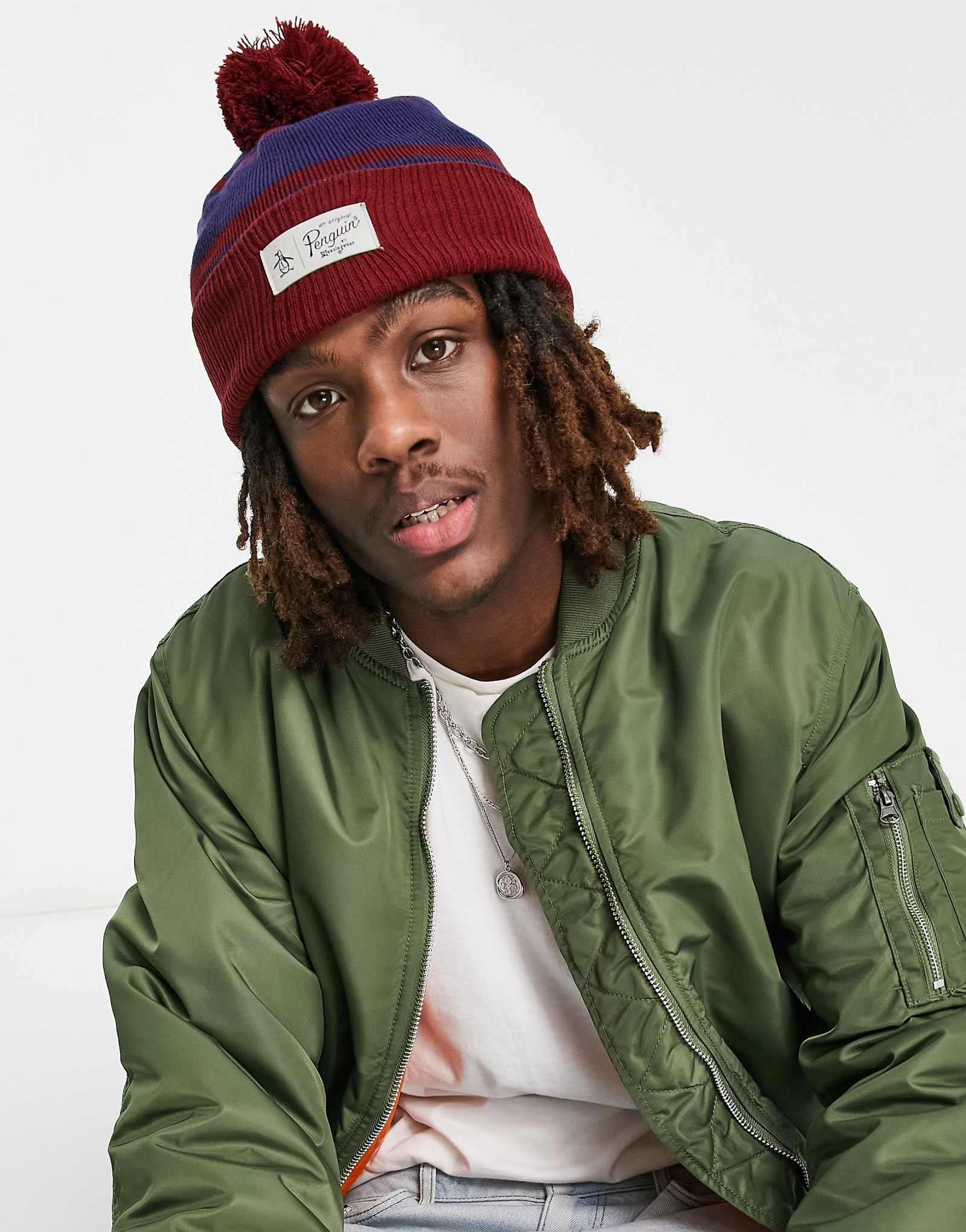 Шапочка-бини с оригинальным логотипом пингвина красного цвета 3990₽