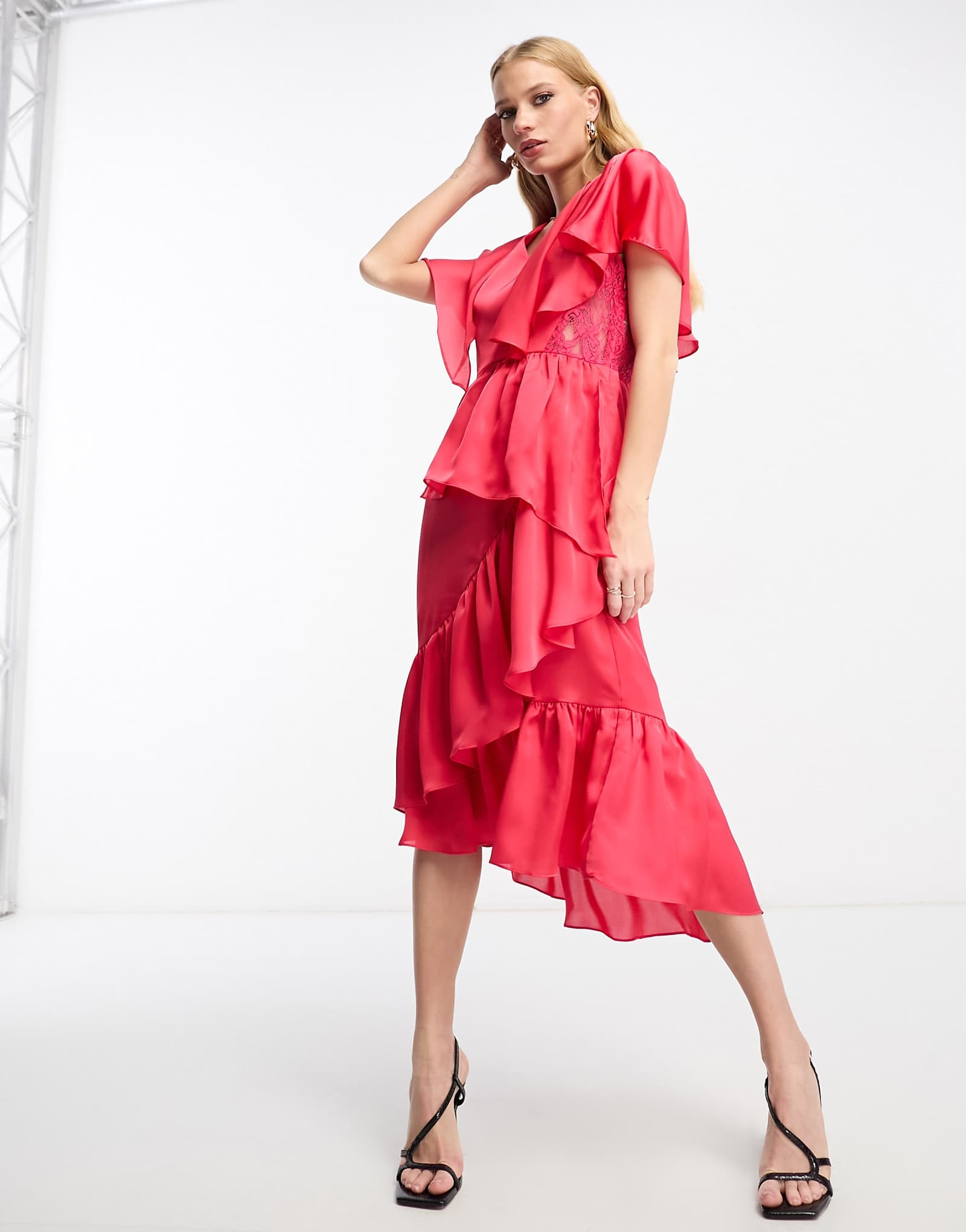 Розовое платье в стиле истинного декаданса с короткими развевающимися рукавами