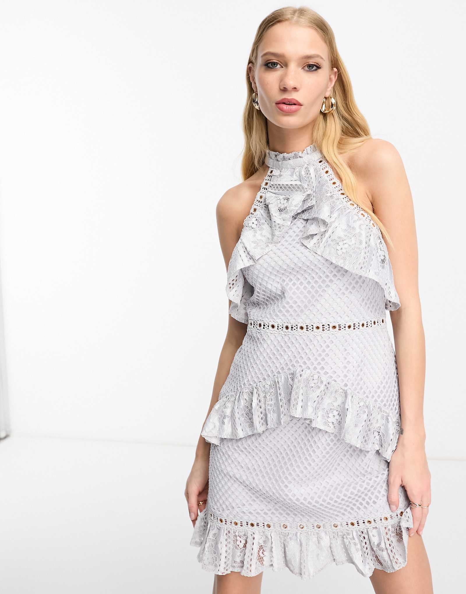 Жаккардовое платье в стиле истинного декаданса с оборками светло-серого цвета