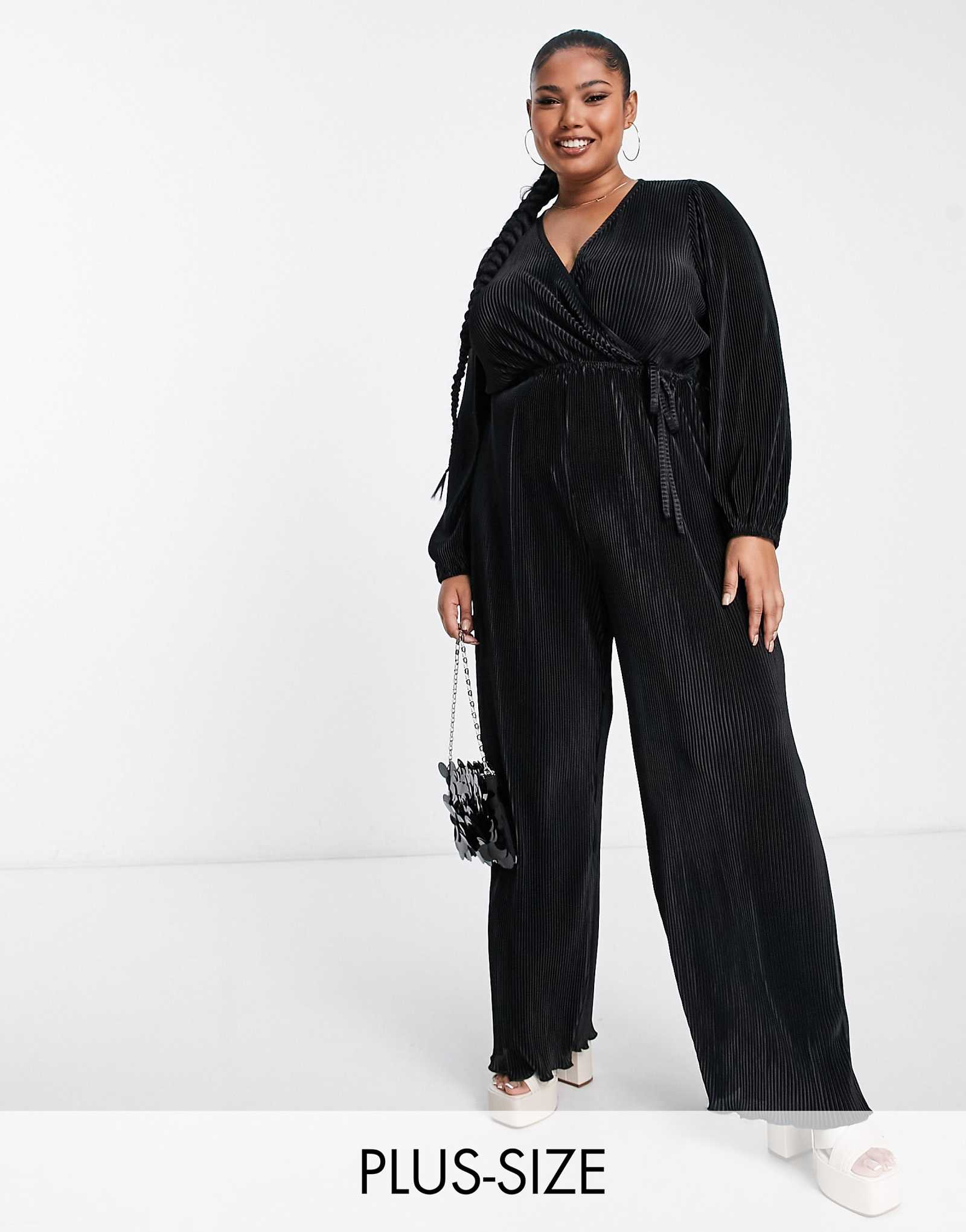 Комбинезон из плиссе QED London Plus с запахом спереди черного цвета