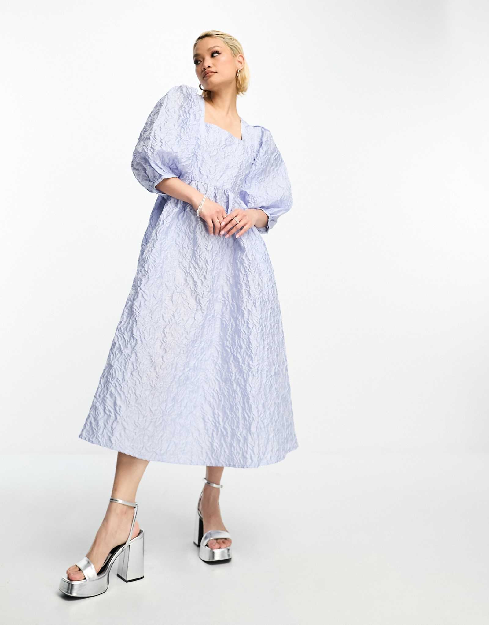 Выбранное женское жаккардовое платье миди из фактурного жаккарда с квадратным вырезом синего цвета 51490₽