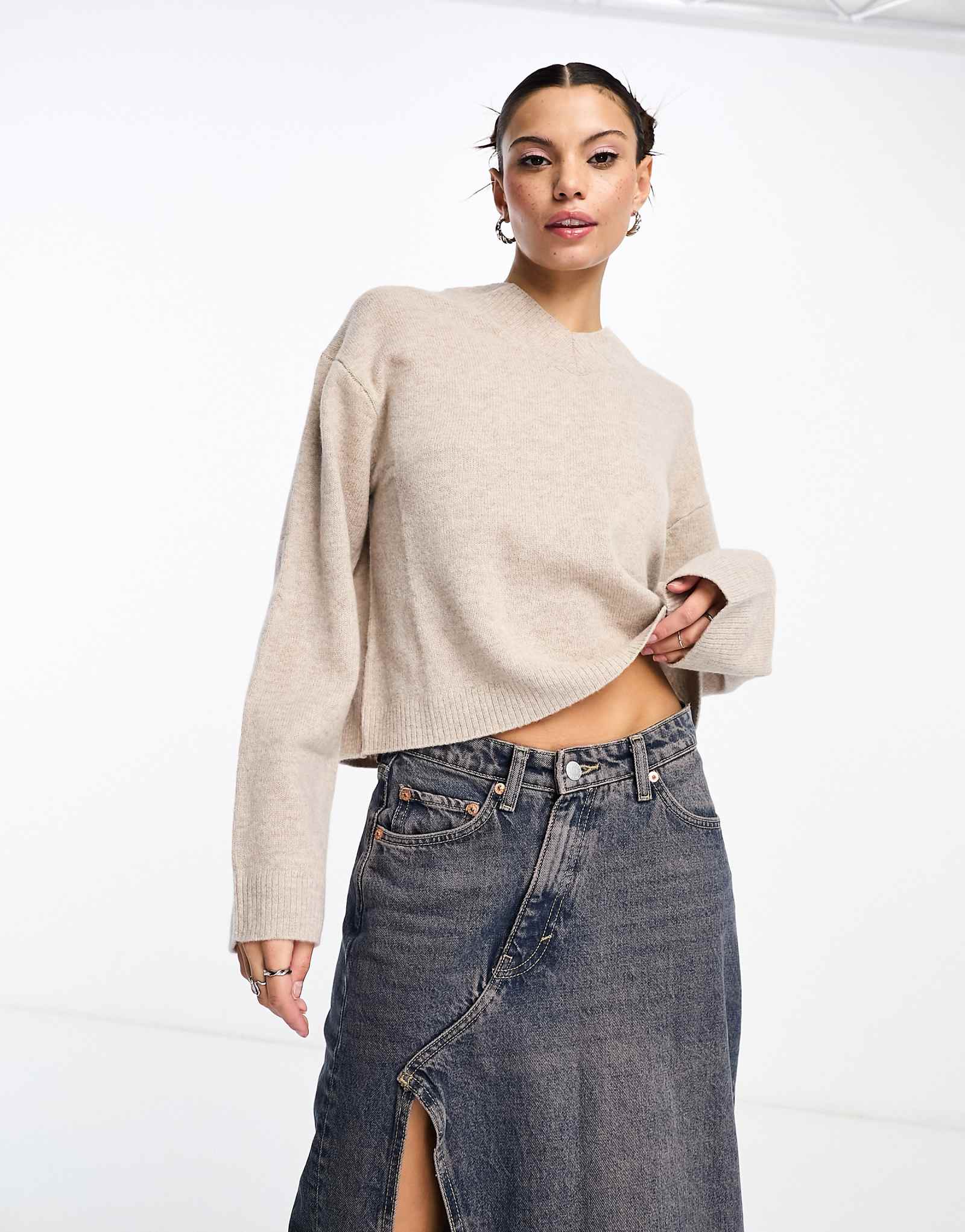 Шерстяной свитер Weekday Reece с высоким v-образным вырезом из бежевого меланжа 12690₽