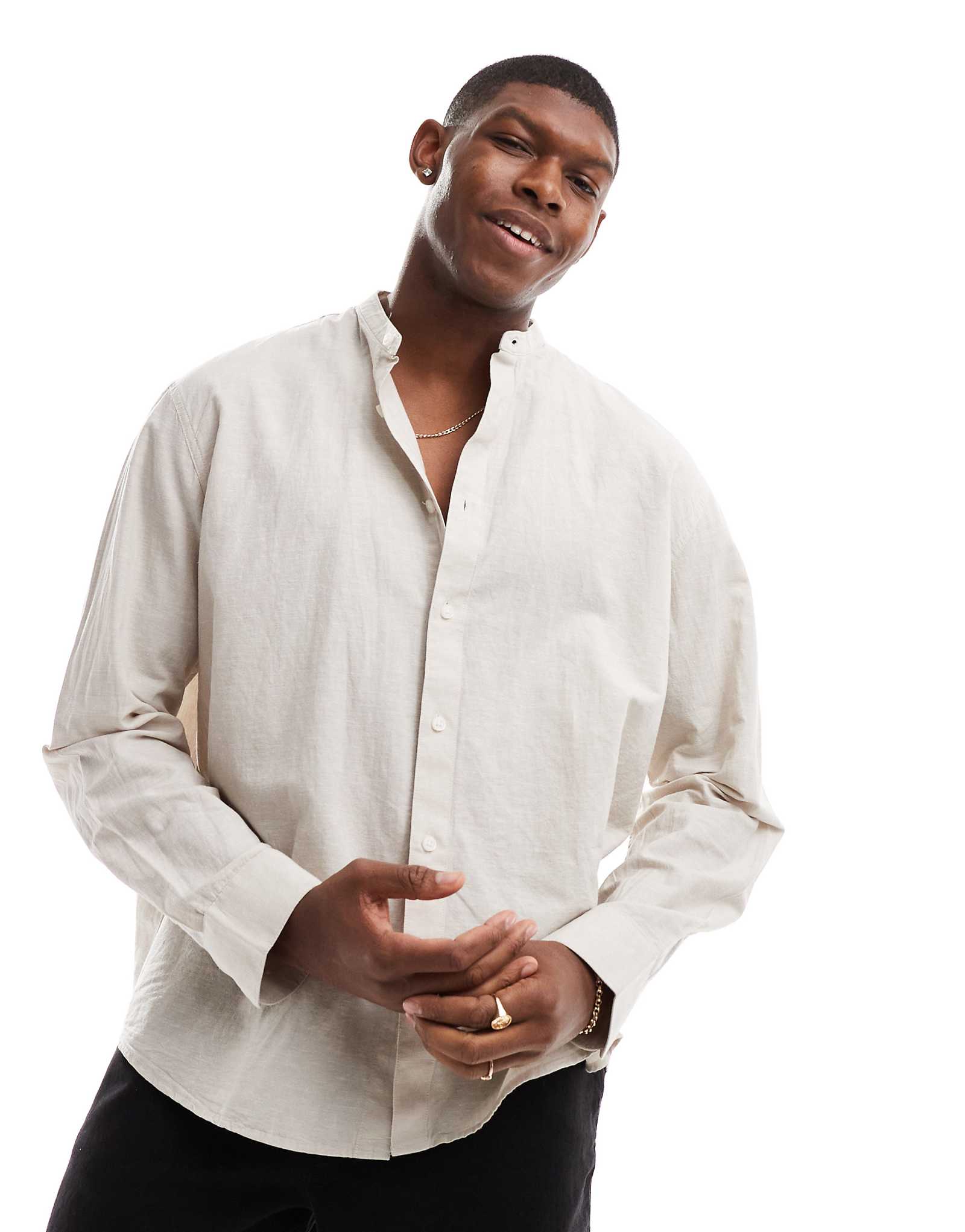 Рубашка со стоячим воротником Selected Homme oversize из льняной смеси бежевого цвета 13290₽