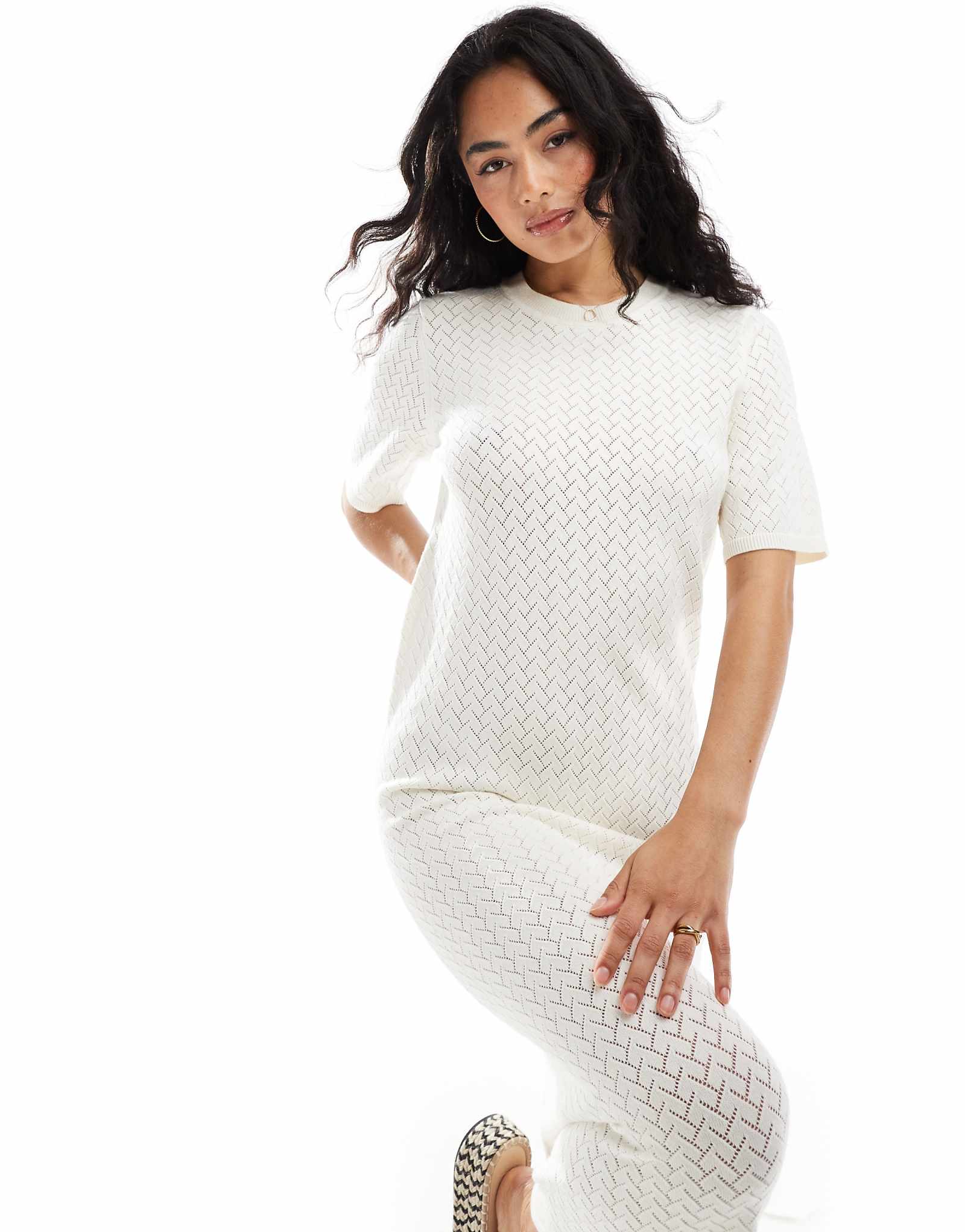 Выбранное женское вязаное макси-платье крючком бежевого цвета 5190₽