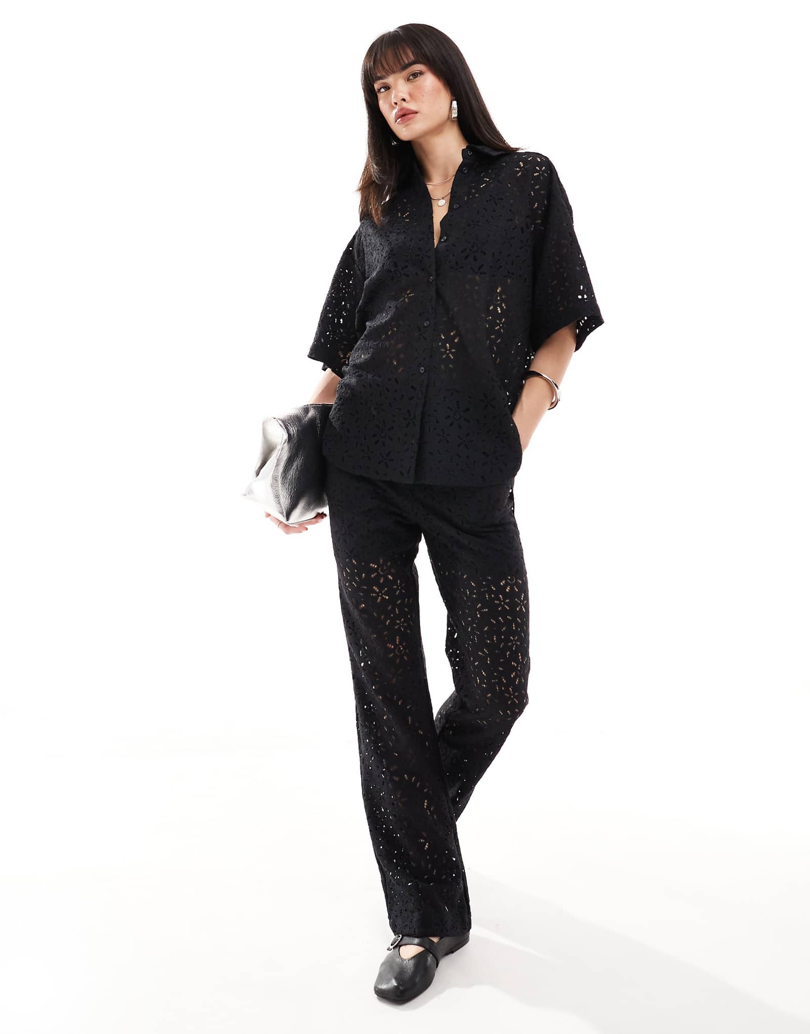 Расклешенные брюки Selected Femme из черного кружева - часть комплекта 10990₽