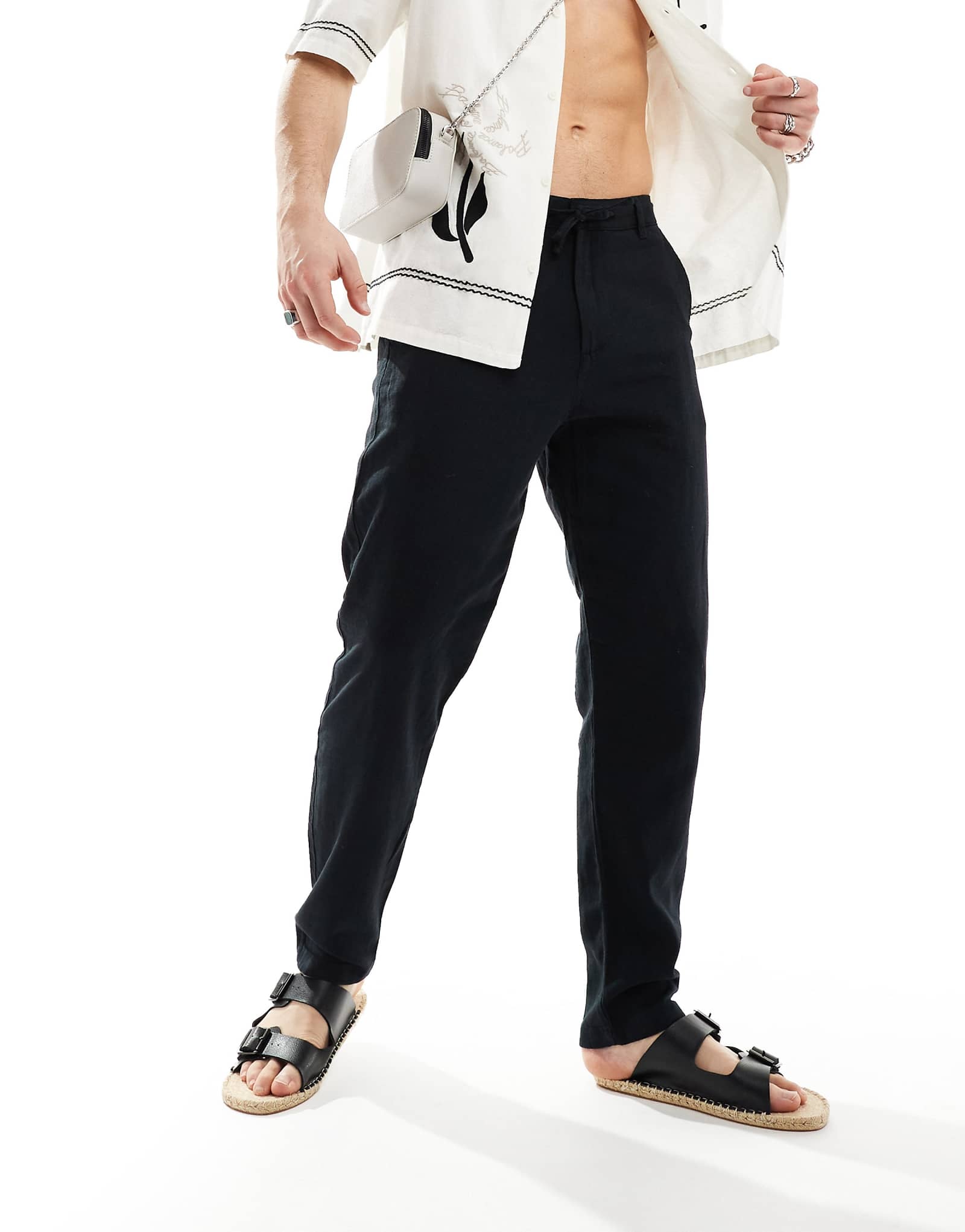 Зауженные льняные брюки Selected Homme черного цвета 17290₽