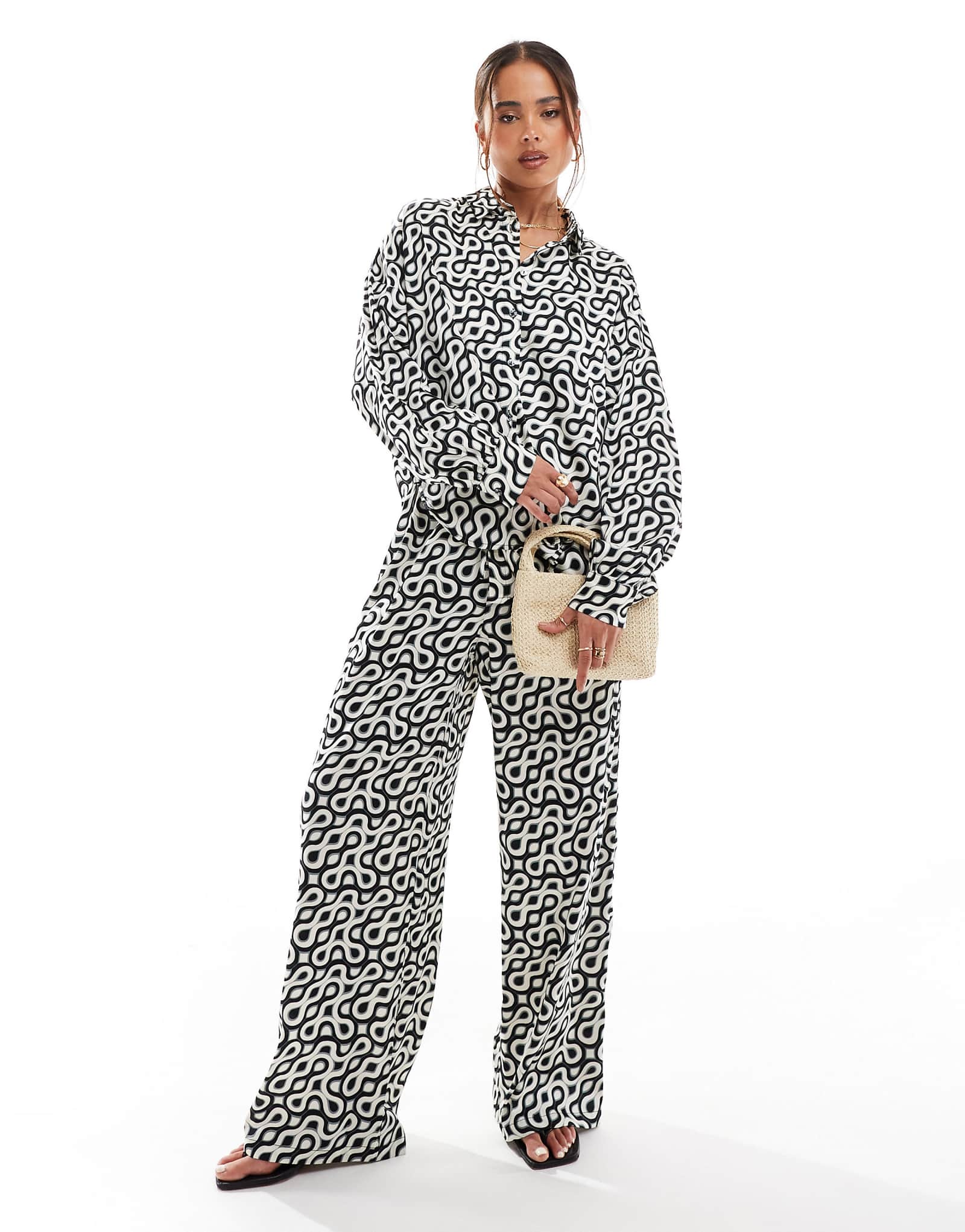 Атласные брюки Selected Femme с абстрактным принтом - часть комплекта 10990₽