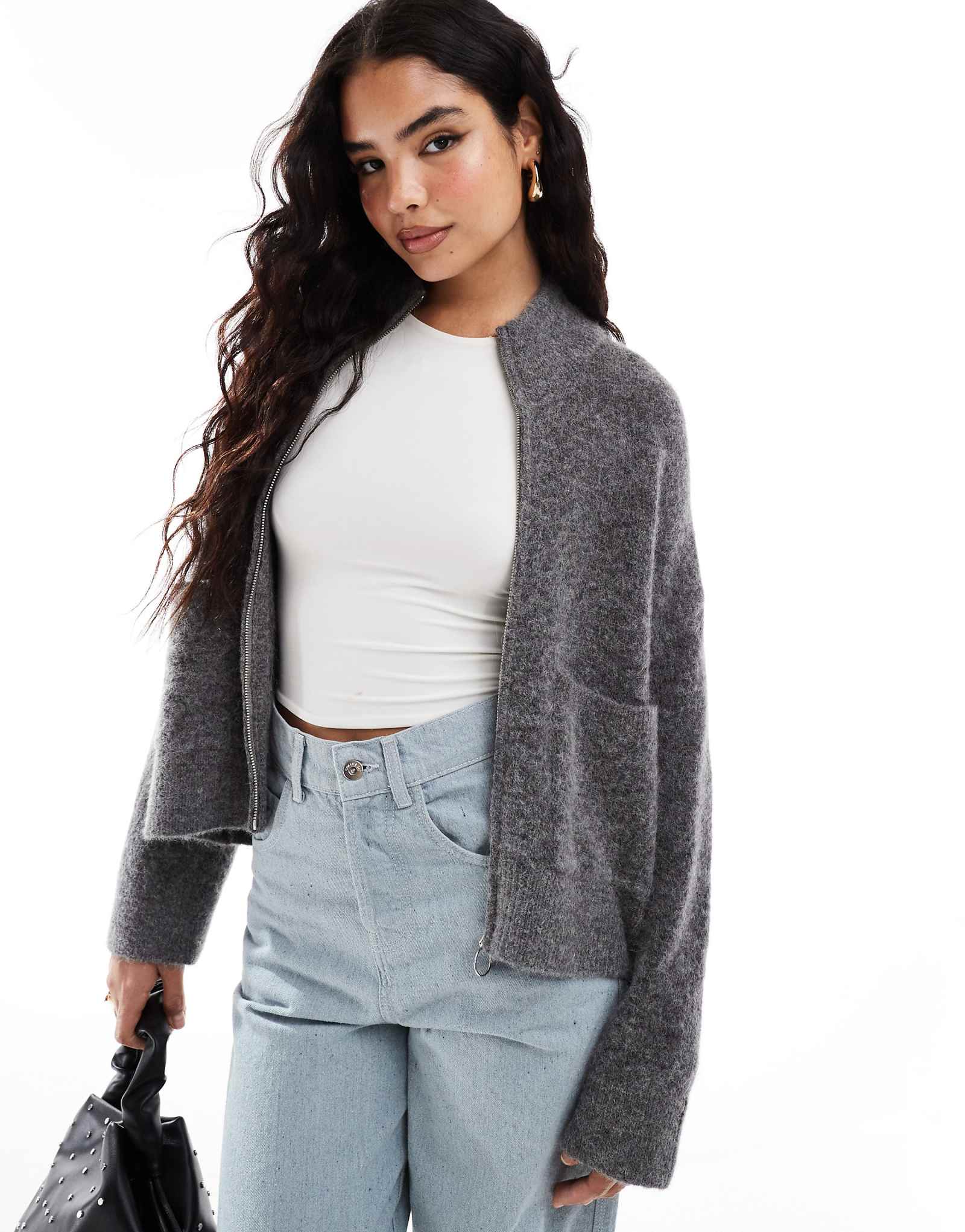 Элегантный женский пушистый кардиган из смеси альпаки на молнии с карманами серого цвета 26490₽