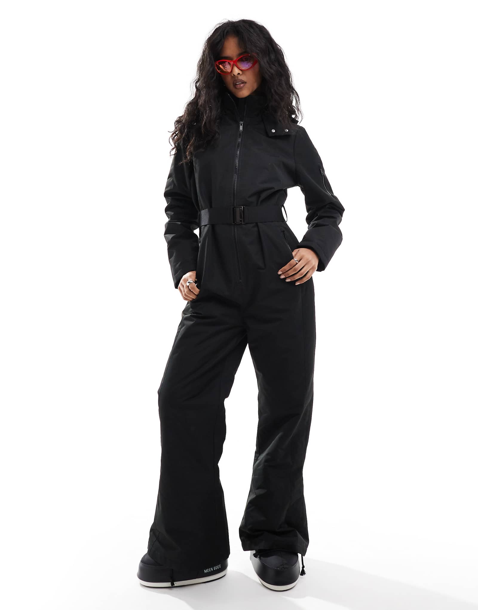 Поношенный лыжный костюм черного цвета все в одном 10990₽